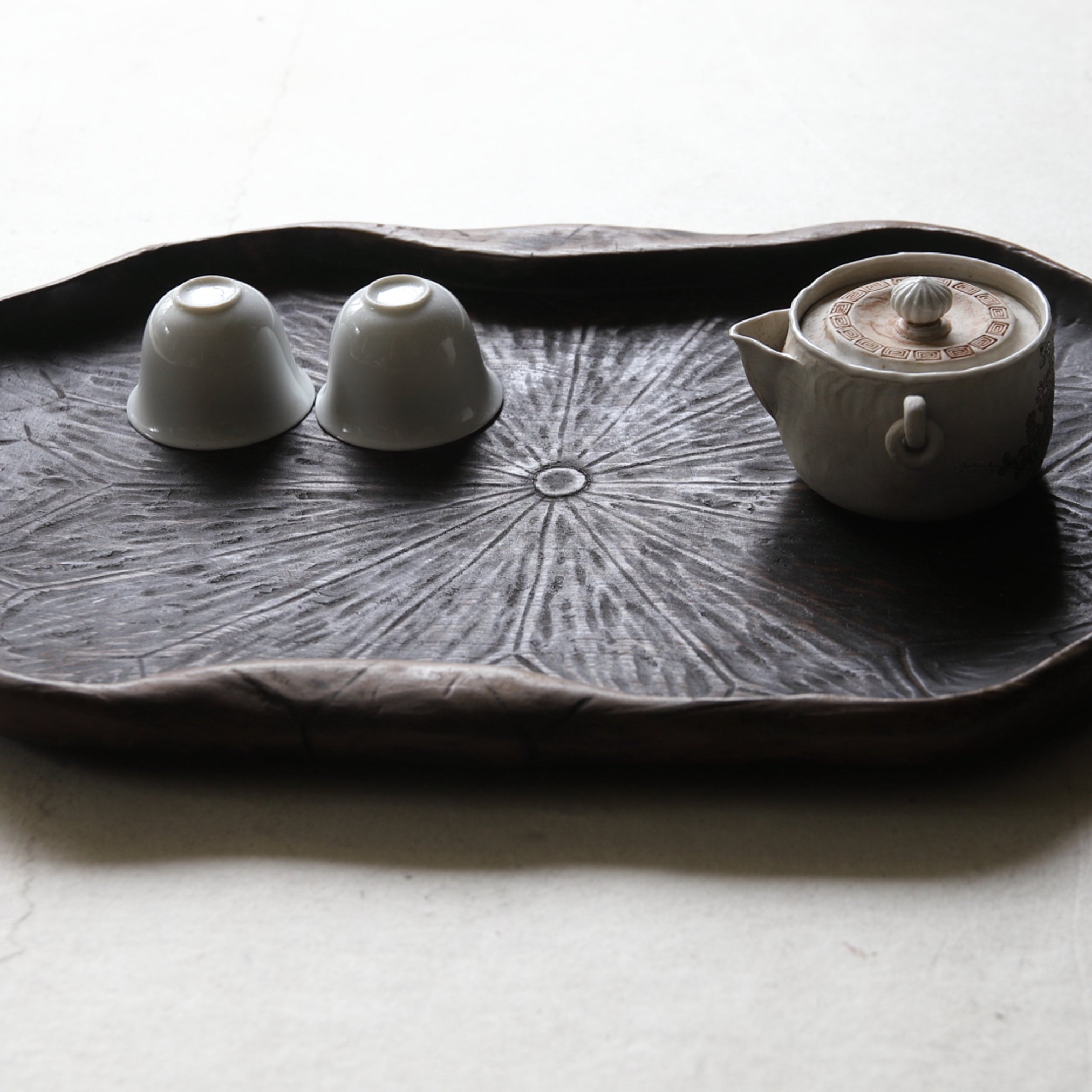 BANDEJA DE TÉ DE LOTO, Período Azuchi-Momoyama–Edo(1573–1867 d. C.)
