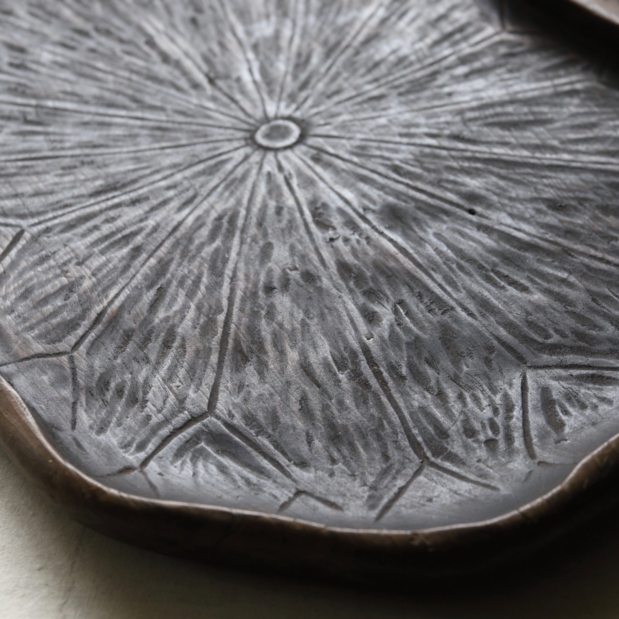BANDEJA DE TÉ DE LOTO, Período Azuchi-Momoyama–Edo(1573–1867 d. C.)