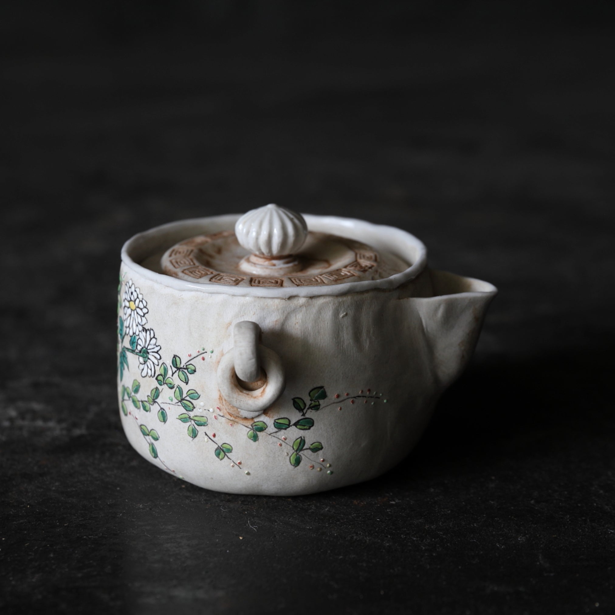 HŌHIN, Ko-Banko, esmaltado sobrecubierta con diseño floral, Período Edo(1603–1867 d. C.)