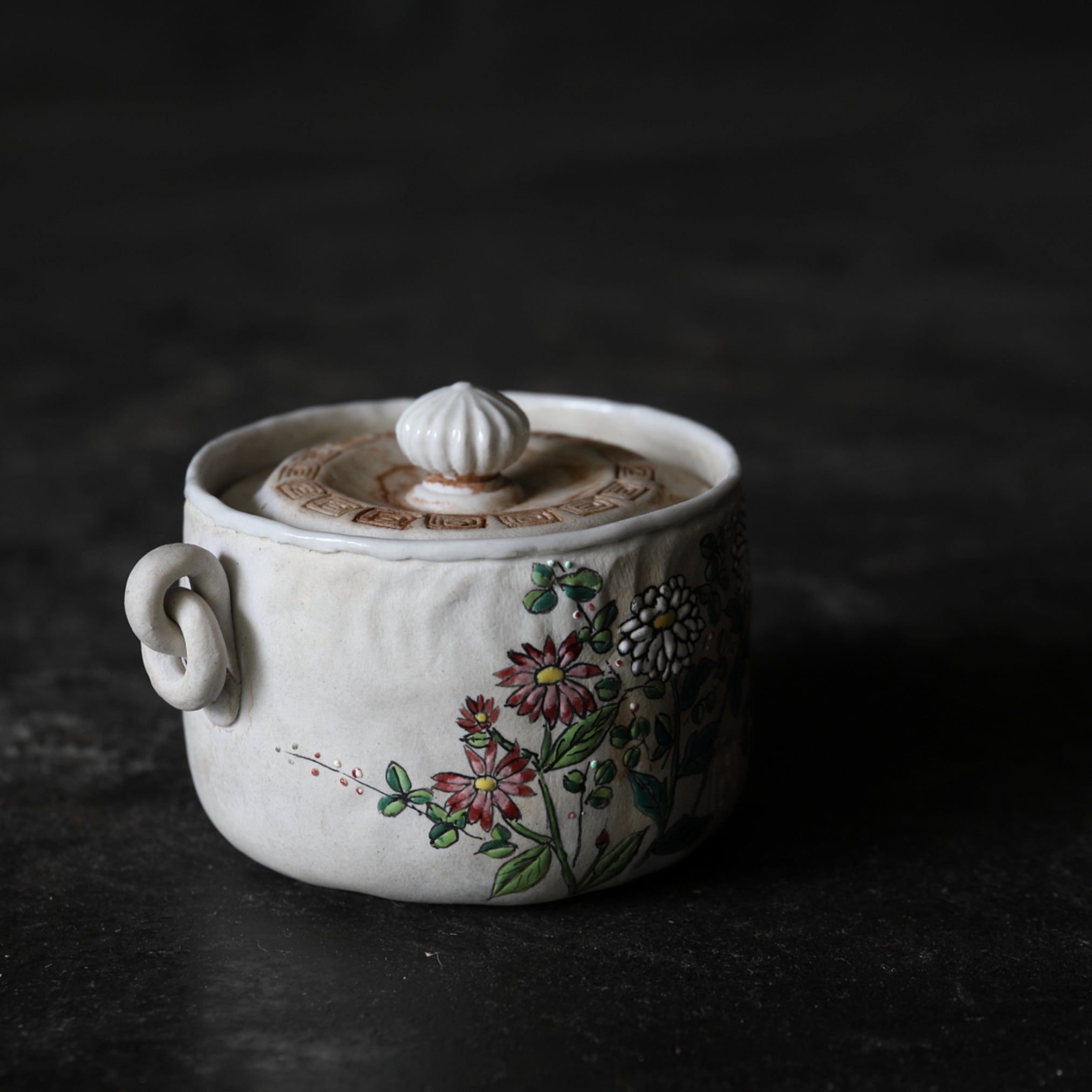 HŌHIN, Ko-Banko, esmaltado sobrecubierta con diseño floral, Período Edo(1603–1867 d. C.)