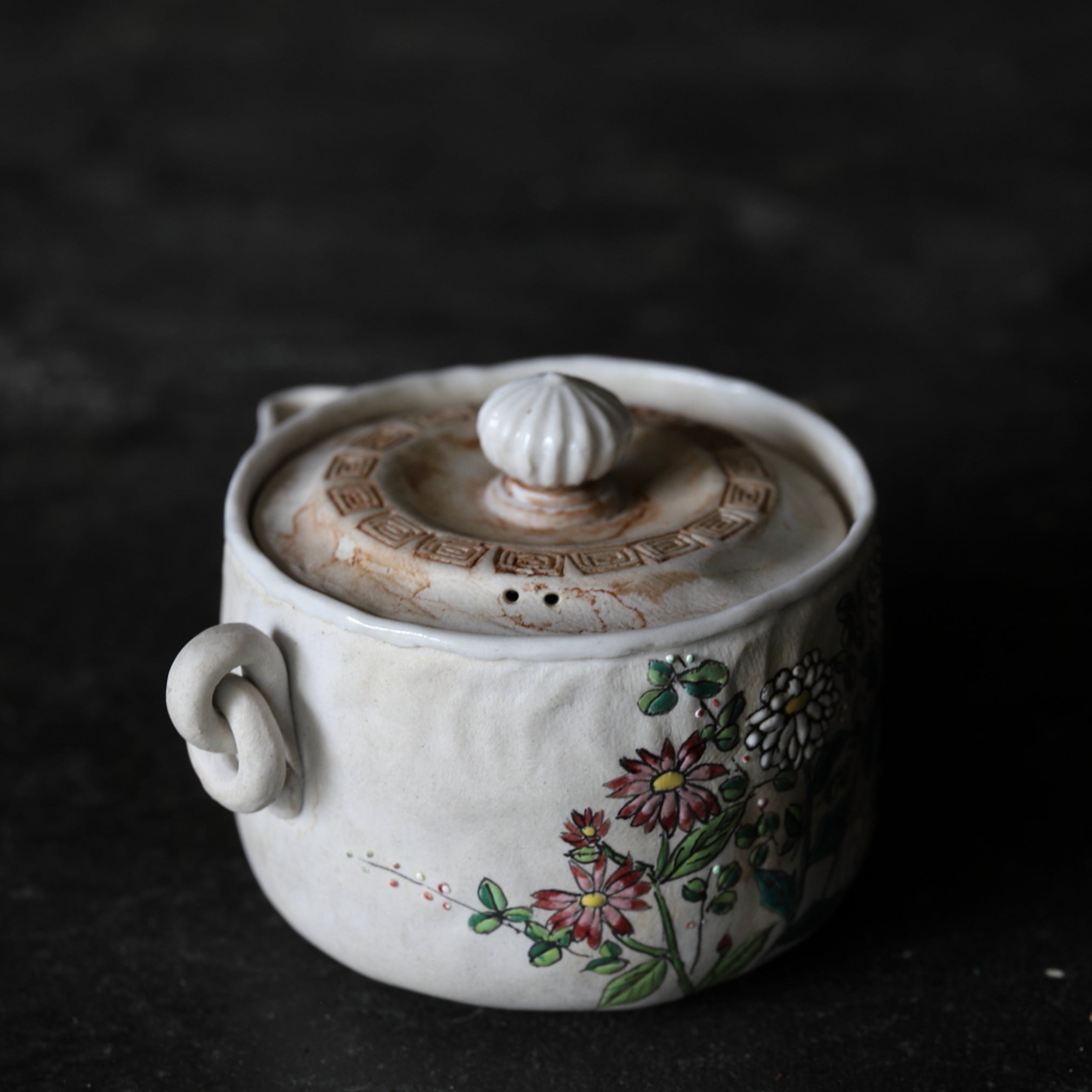 HŌHIN, Ko-Banko, esmaltado sobrecubierta con diseño floral, Período Edo(1603–1867 d. C.)
