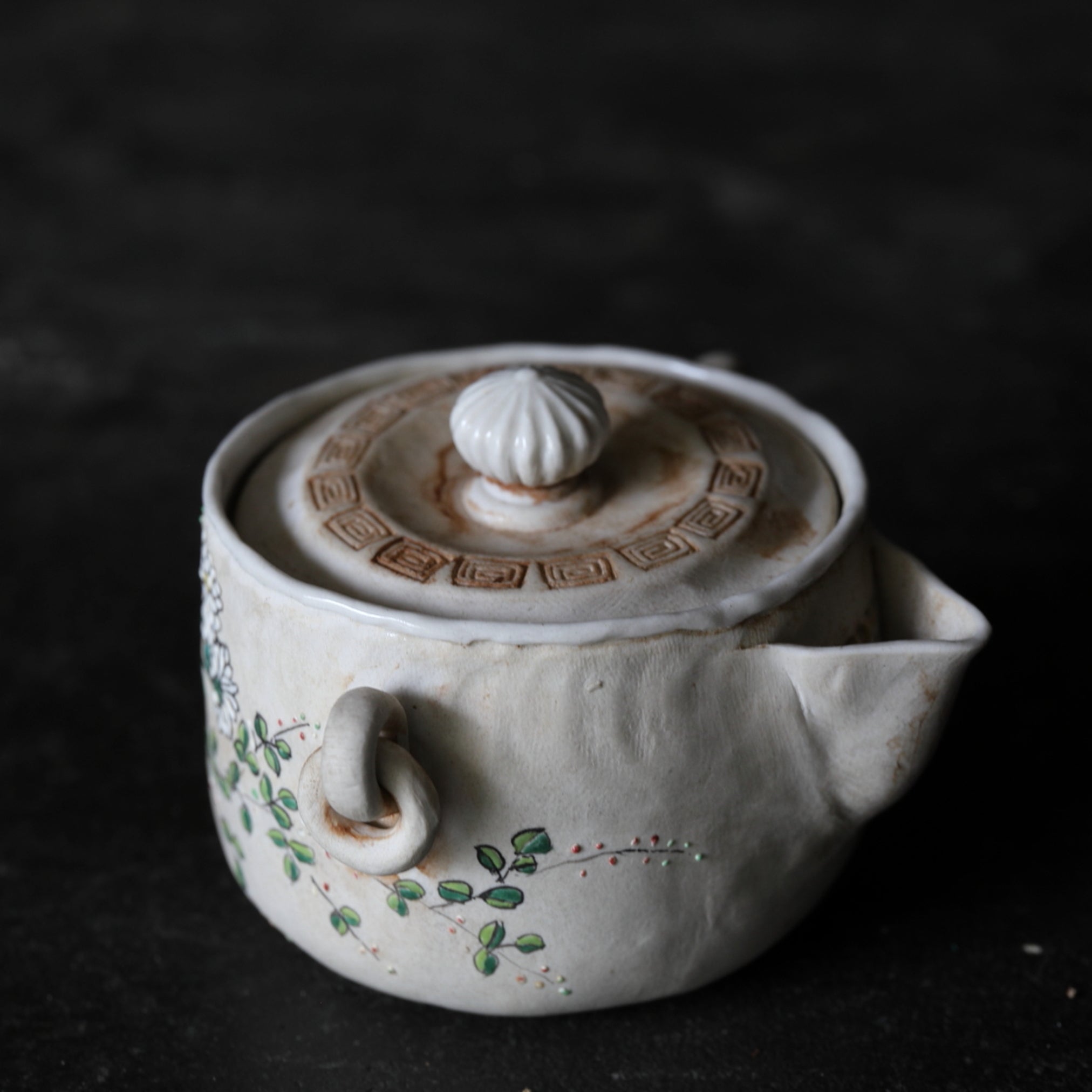 HŌHIN, Ko-Banko, esmaltado sobrecubierta con diseño floral, Período Edo(1603–1867 d. C.)