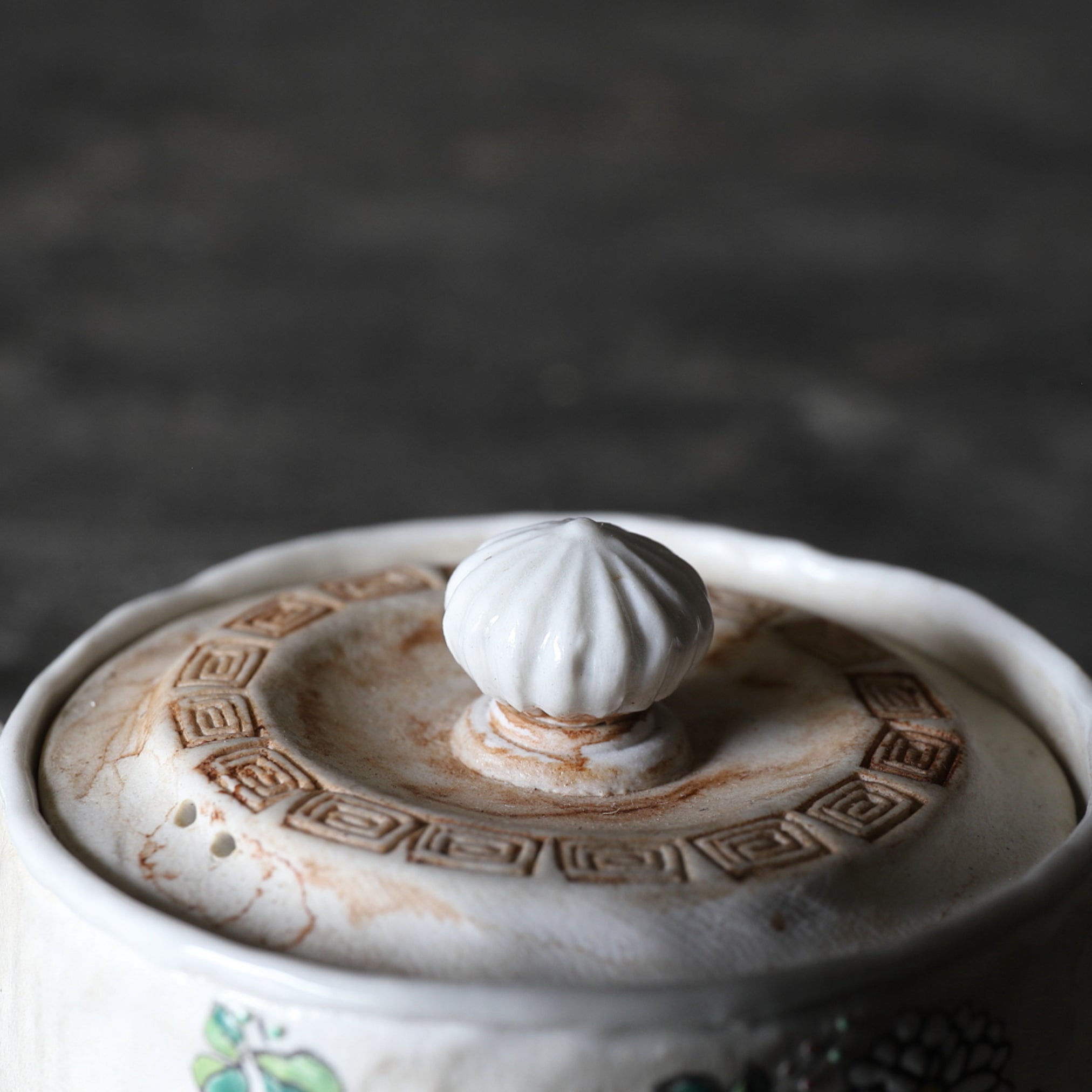 HŌHIN, Ko-Banko, esmaltado sobrecubierta con diseño floral, Período Edo(1603–1867 d. C.)