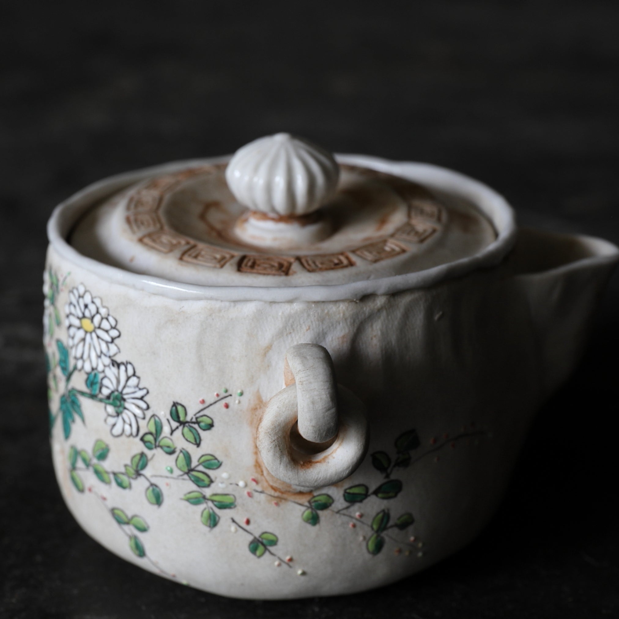 HŌHIN, Ko-Banko, esmaltado sobrecubierta con diseño floral, Período Edo(1603–1867 d. C.)