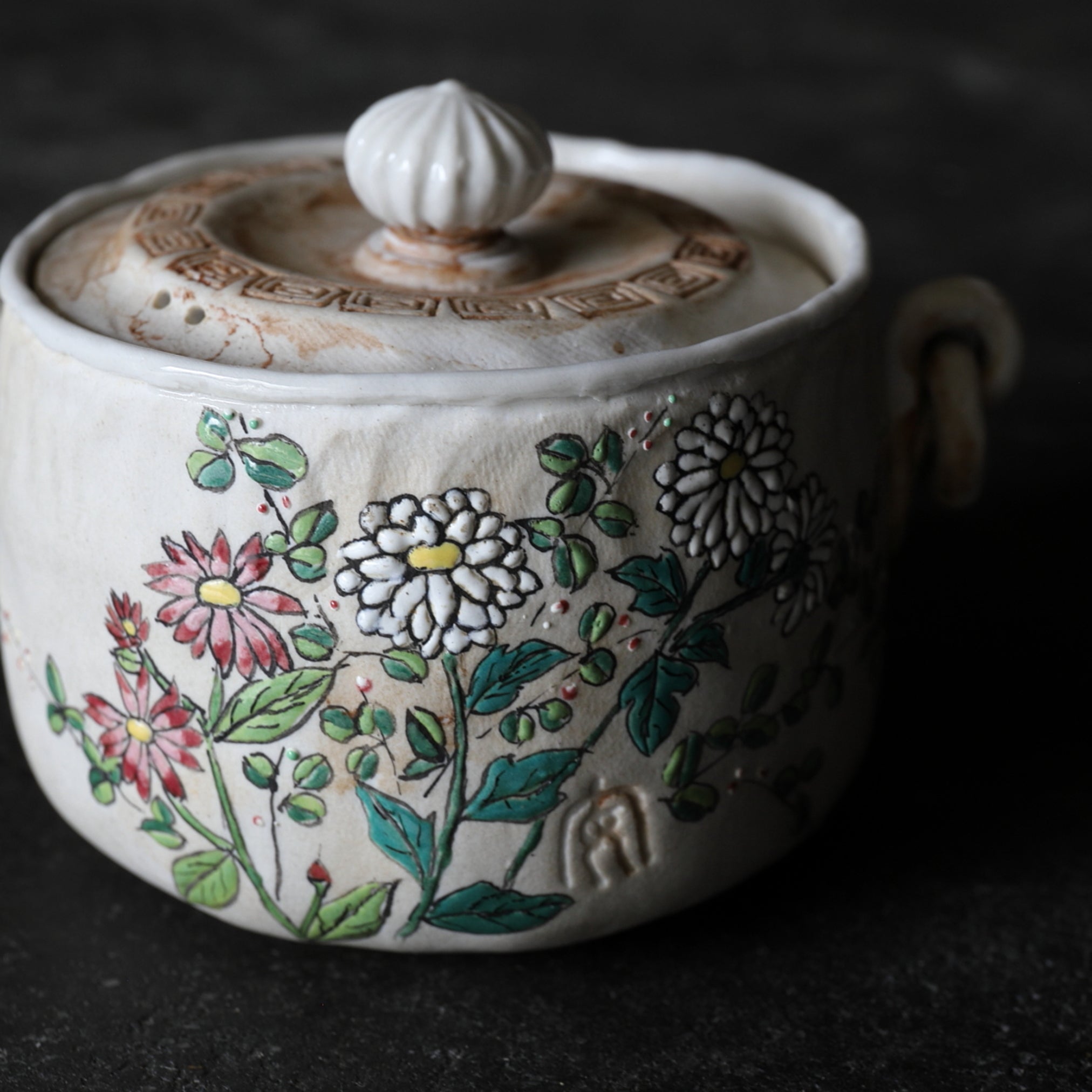 HŌHIN, Ko-Banko, esmaltado sobrecubierta con diseño floral, Período Edo(1603–1867 d. C.)