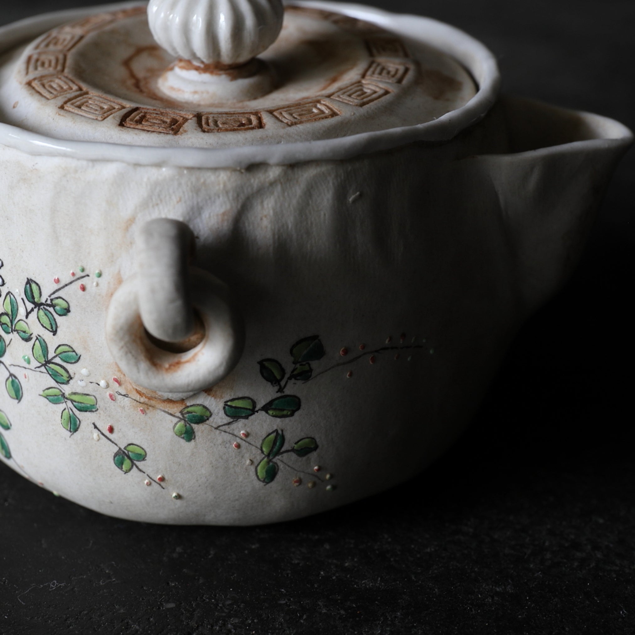 HŌHIN, Ko-Banko, esmaltado sobrecubierta con diseño floral, Período Edo(1603–1867 d. C.)