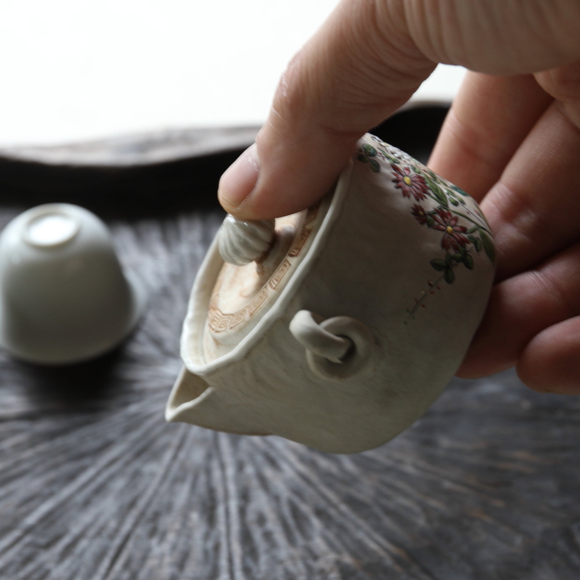HŌHIN, Ko-Banko, esmaltado sobrecubierta con diseño floral, Período Edo(1603–1867 d. C.)