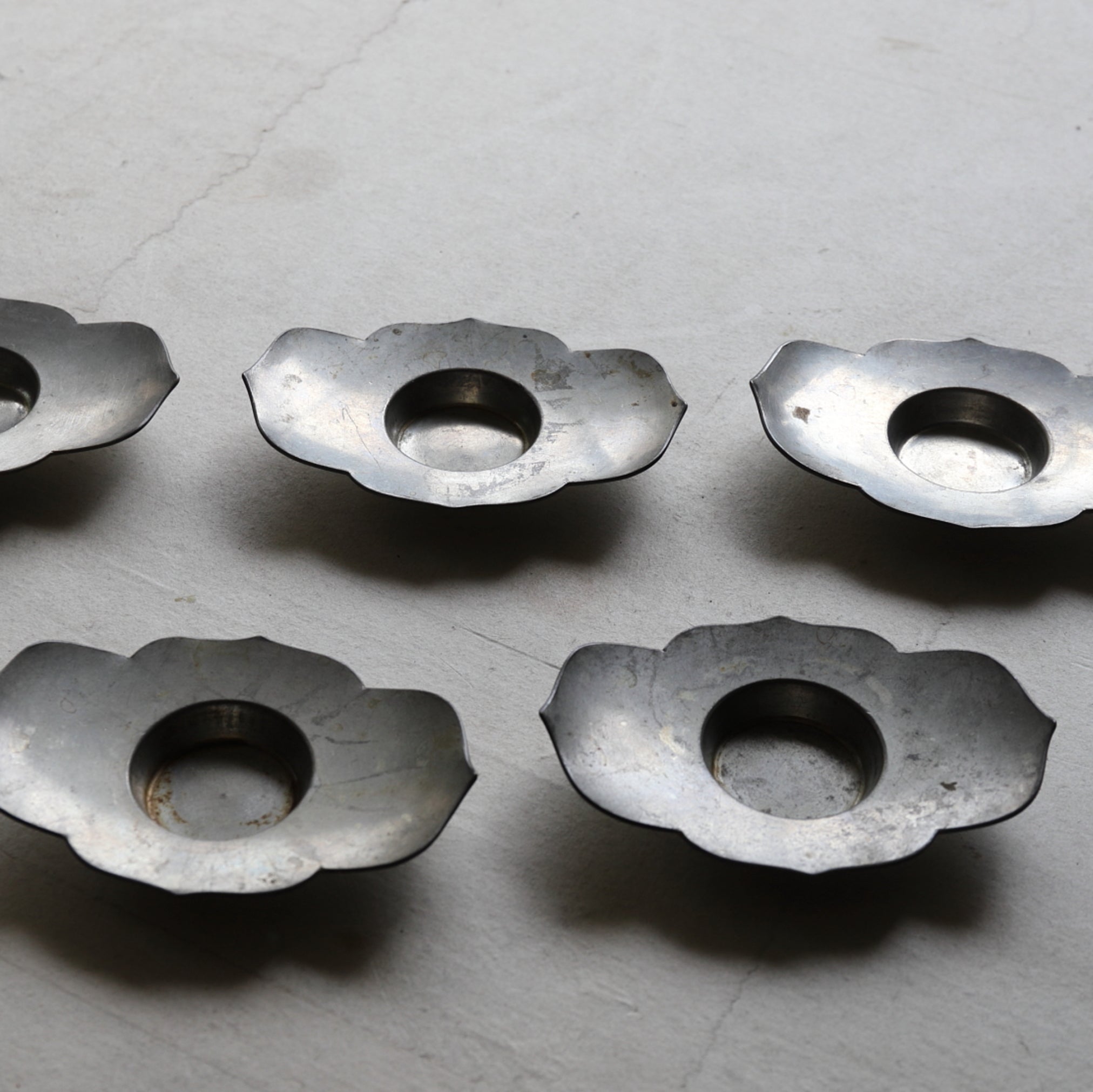 PIATTINO A FIORE LOBATA DI STAGNO ANTICO, Set da 5, Dinastia Qing(1616–1911 d.C.)