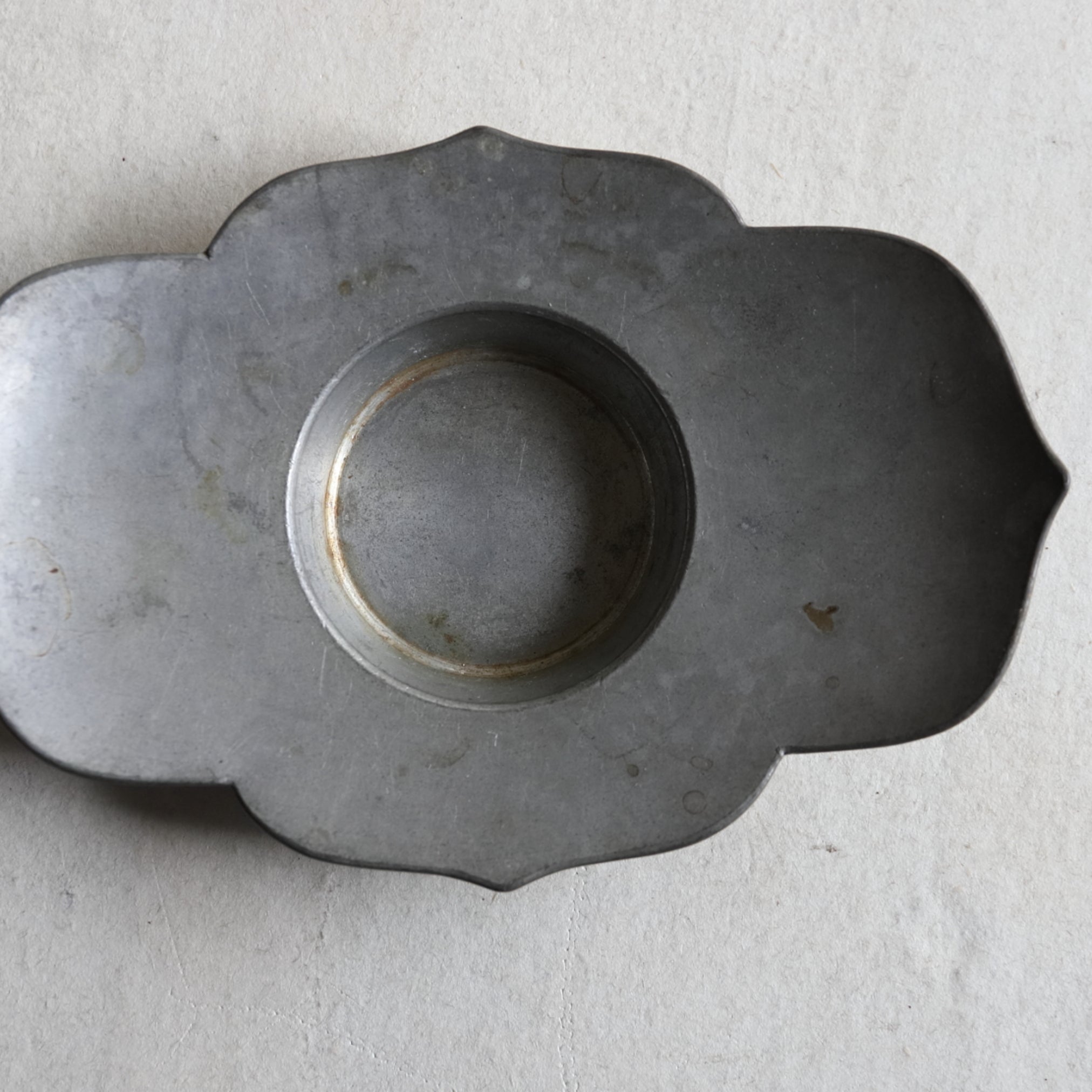 PLATILLO DE FLOR LOBULADA DE ESTAÑO VIEJO, Juego de 5, Dinastía Qing(1616–1911 d. C.)