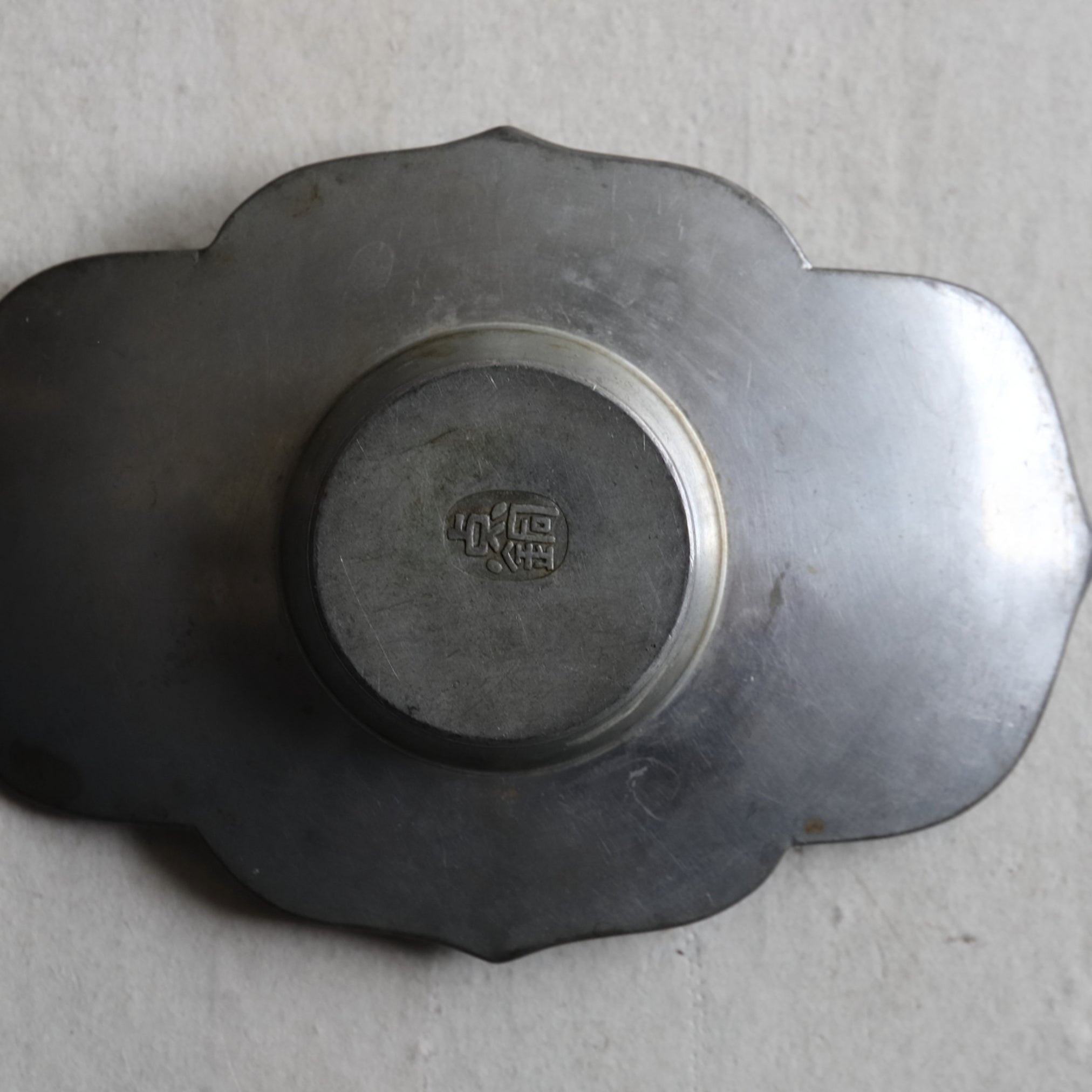 PLATILLO DE FLOR LOBULADA DE ESTAÑO VIEJO, Juego de 5, Dinastía Qing(1616–1911 d. C.)