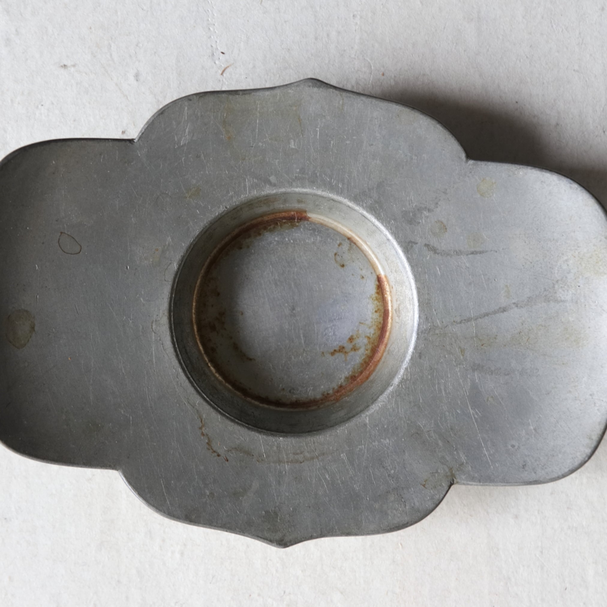 PLATILLO DE FLOR LOBULADA DE ESTAÑO VIEJO, Juego de 5, Dinastía Qing(1616–1911 d. C.)