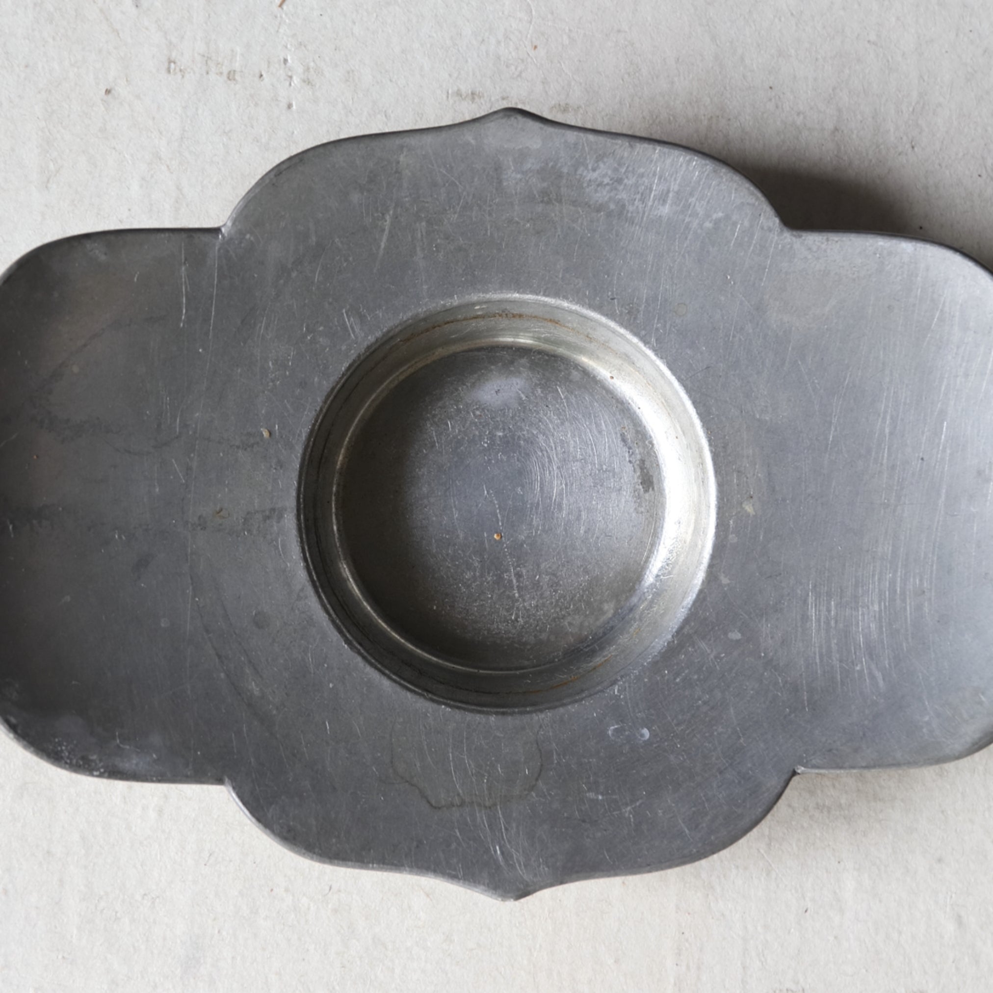 PLATILLO DE FLOR LOBULADA DE ESTAÑO VIEJO, Juego de 5, Dinastía Qing(1616–1911 d. C.)