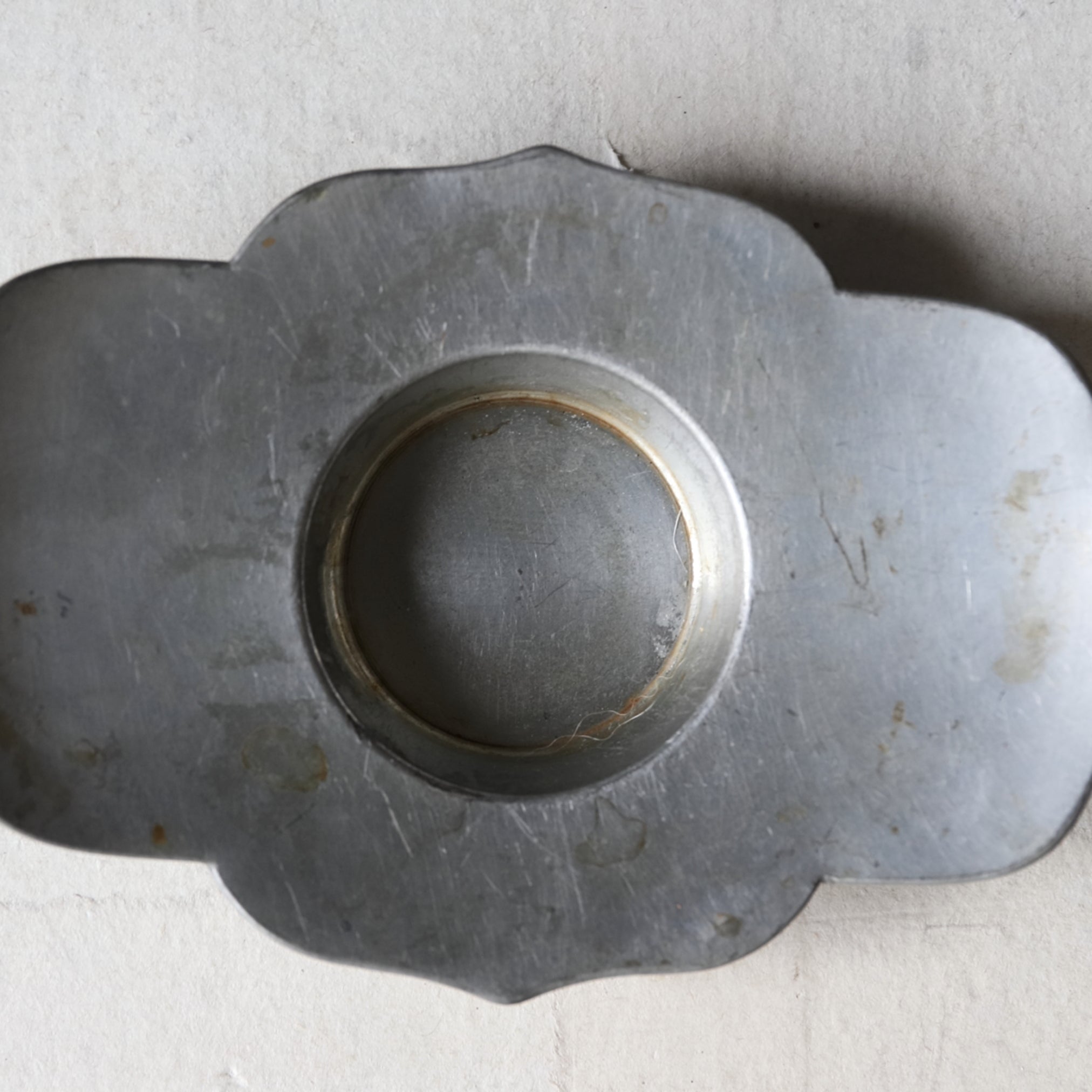 PLATILLO DE FLOR LOBULADA DE ESTAÑO VIEJO, Juego de 5, Dinastía Qing(1616–1911 d. C.)