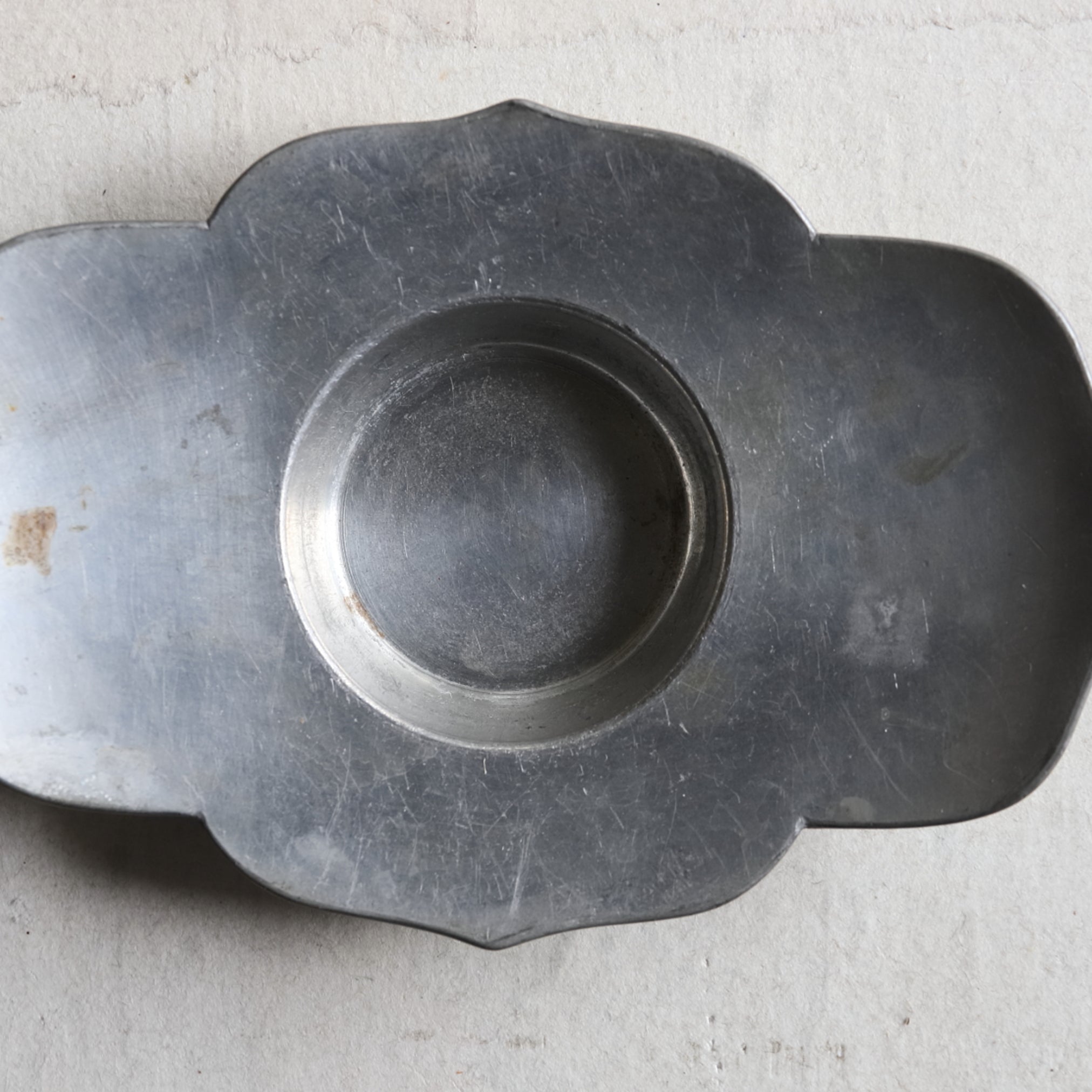 PLATILLO DE FLOR LOBULADA DE ESTAÑO VIEJO, Juego de 5, Dinastía Qing(1616–1911 d. C.)