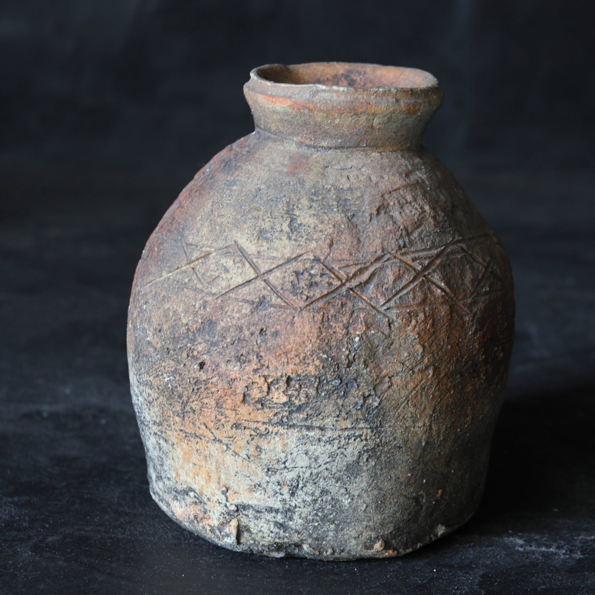 JARRA, Ko-Shigaraki / Uzukumaru, con patrón de cerca de ciprés, Período Muromachi(1336–1573 d. C.)
