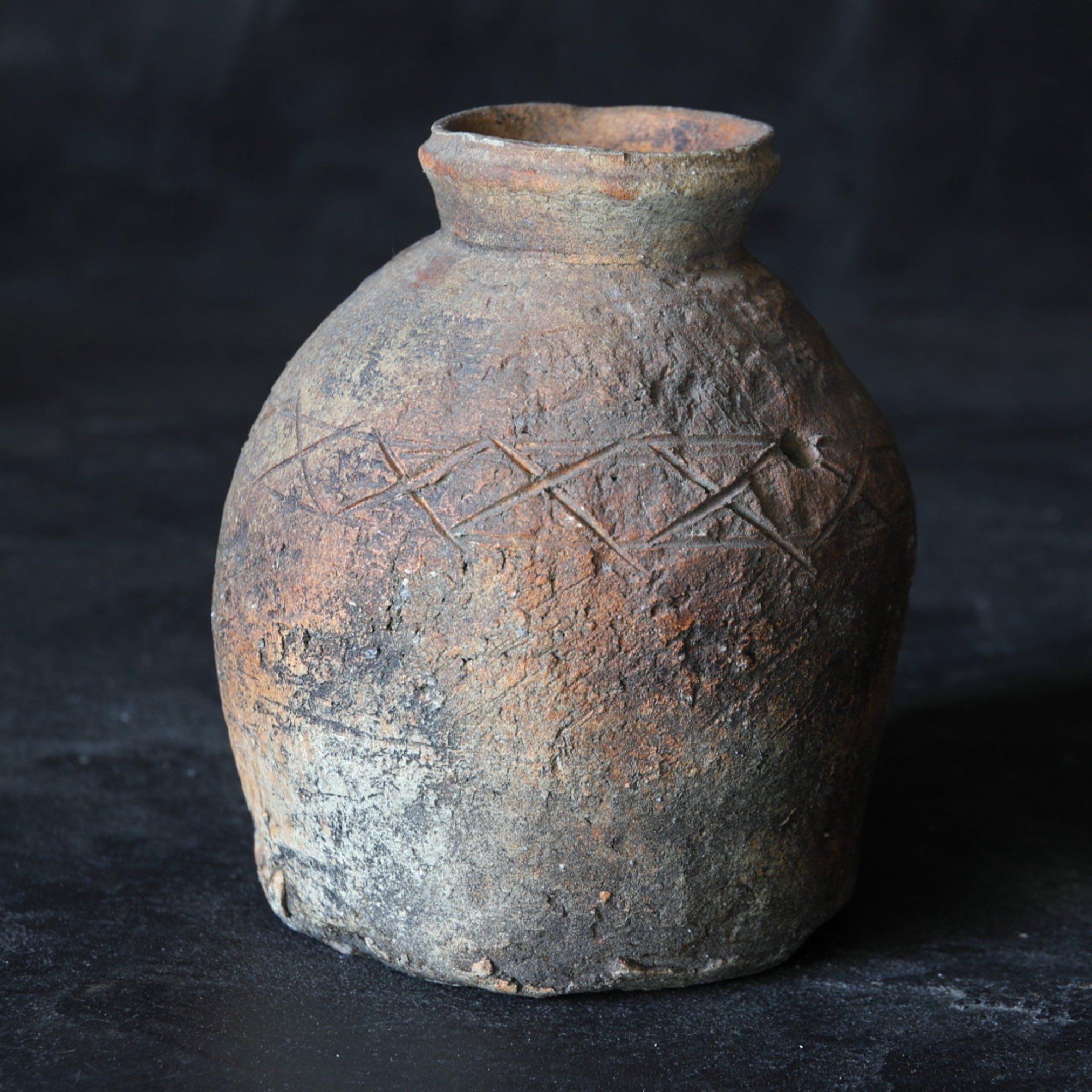JARRA, Ko-Shigaraki / Uzukumaru, con patrón de cerca de ciprés, Período Muromachi(1336–1573 d. C.)