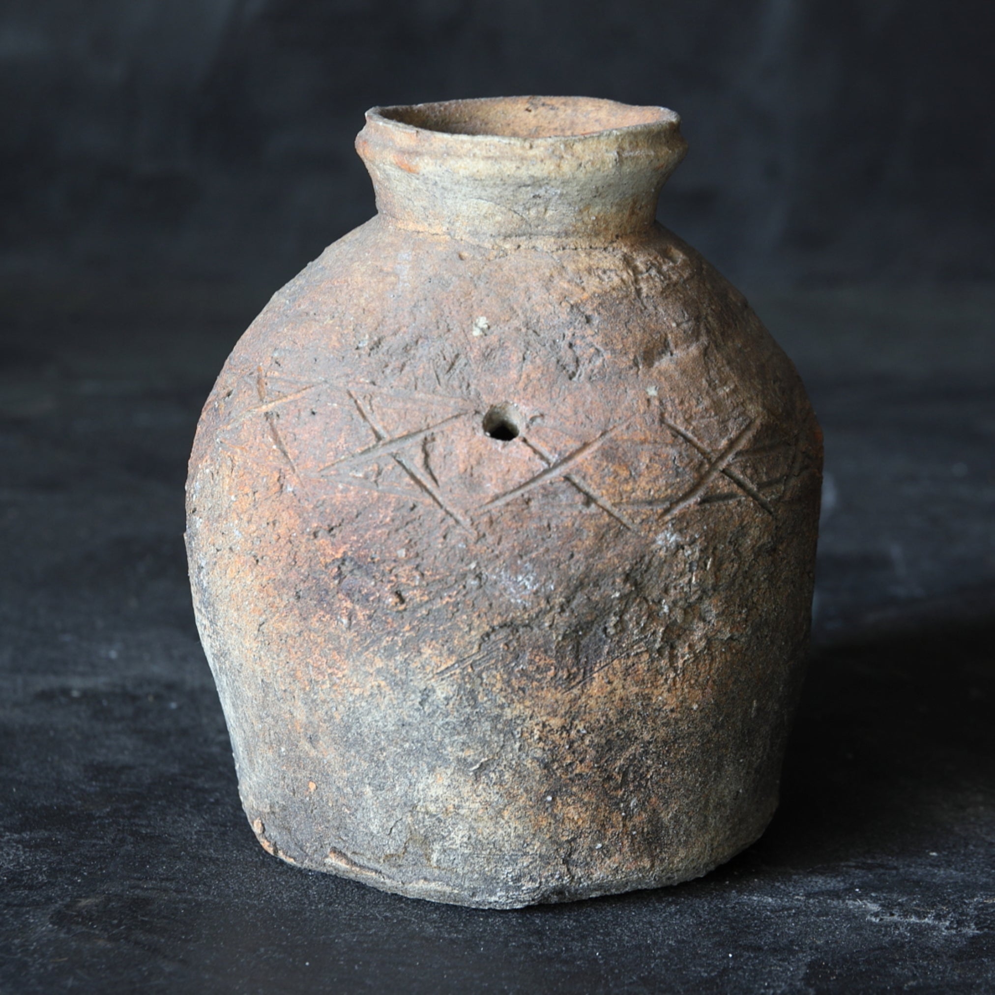 JARRA, Ko-Shigaraki / Uzukumaru, con patrón de cerca de ciprés, Período Muromachi(1336–1573 d. C.)