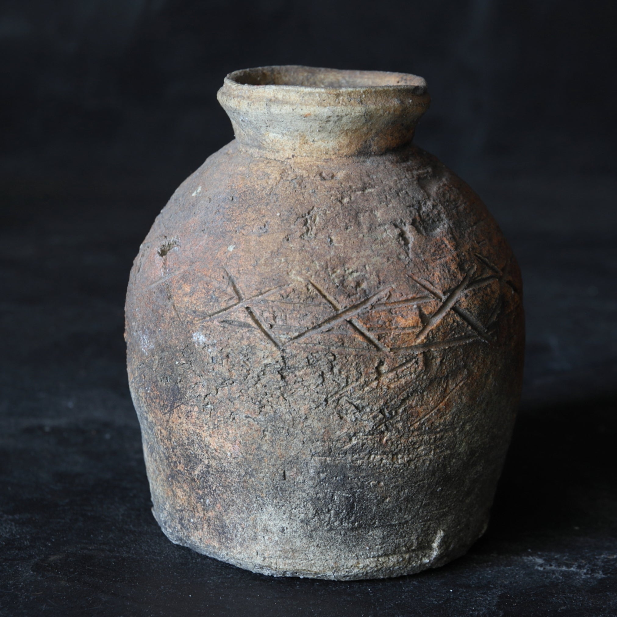 JARRA, Ko-Shigaraki / Uzukumaru, con patrón de cerca de ciprés, Período Muromachi(1336–1573 d. C.)