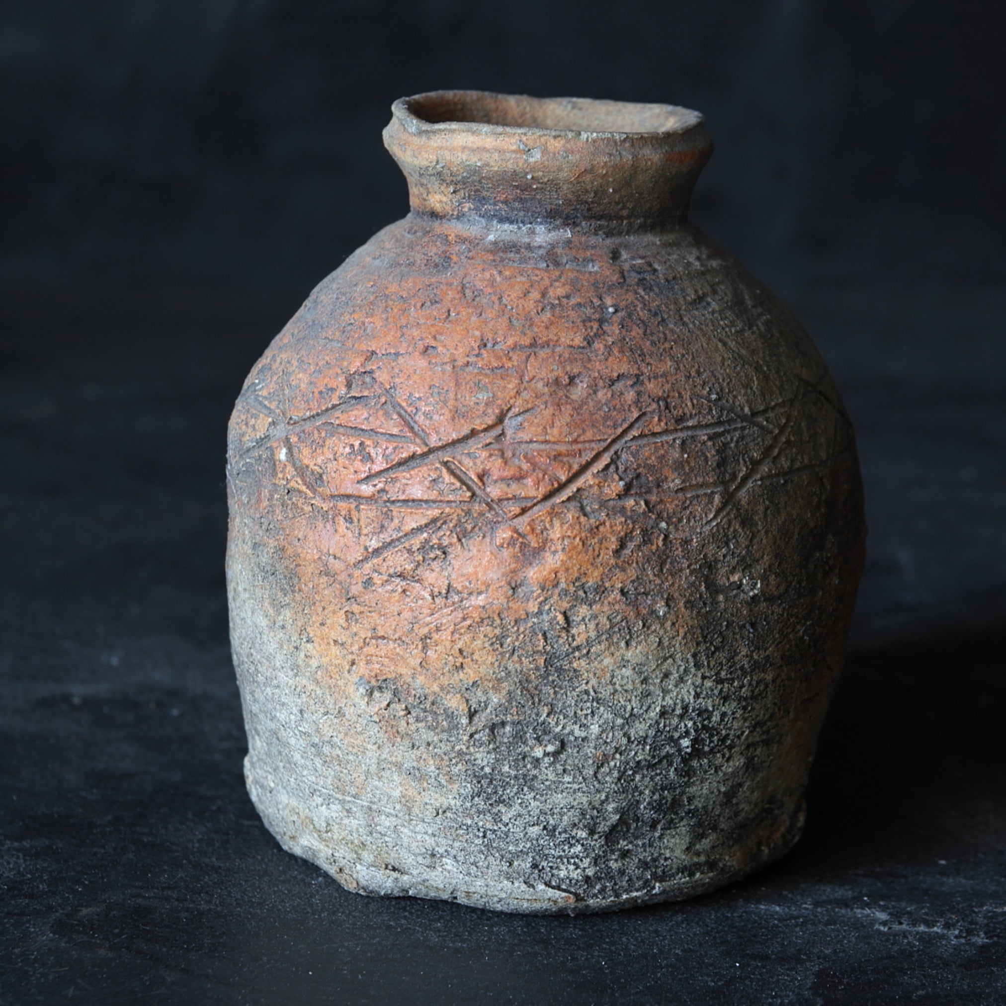 JARRA, Ko-Shigaraki / Uzukumaru, con patrón de cerca de ciprés, Período Muromachi(1336–1573 d. C.)