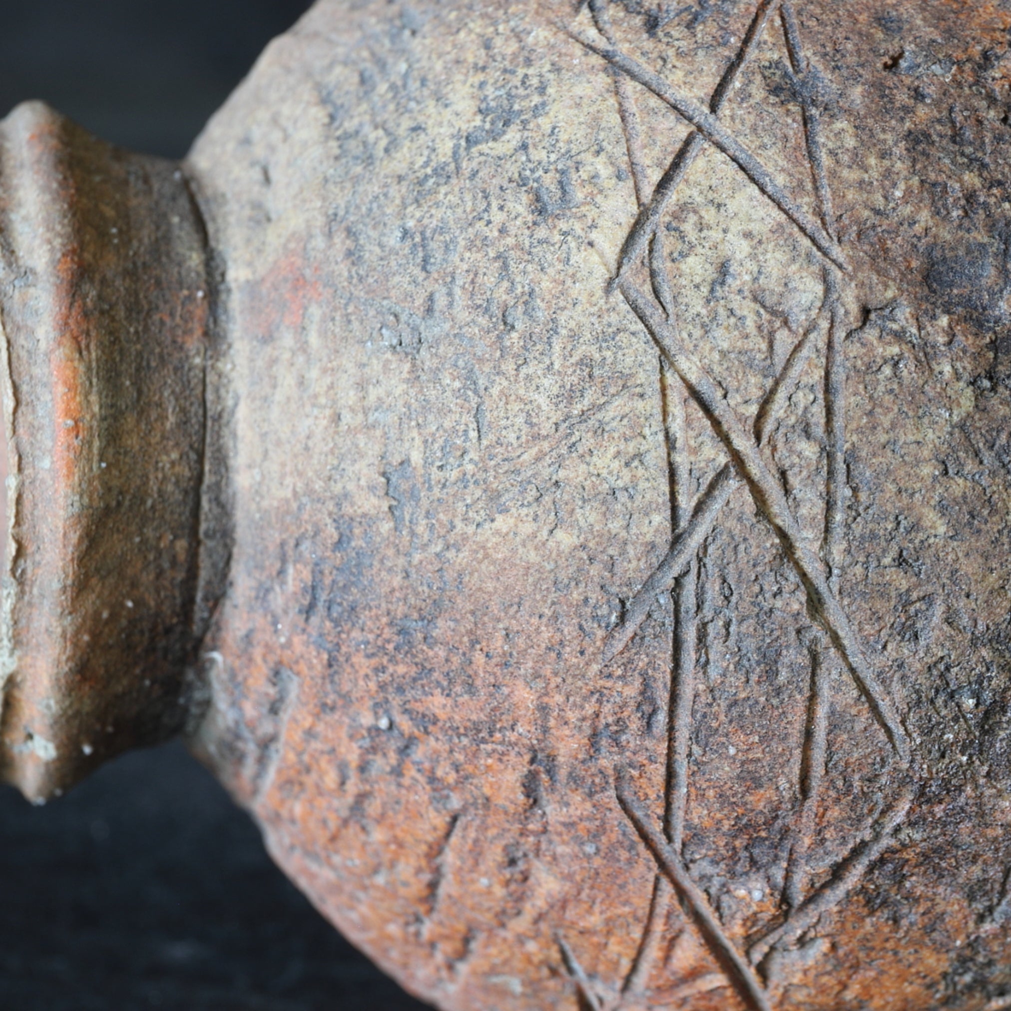JARRA, Ko-Shigaraki / Uzukumaru, con patrón de cerca de ciprés, Período Muromachi(1336–1573 d. C.)