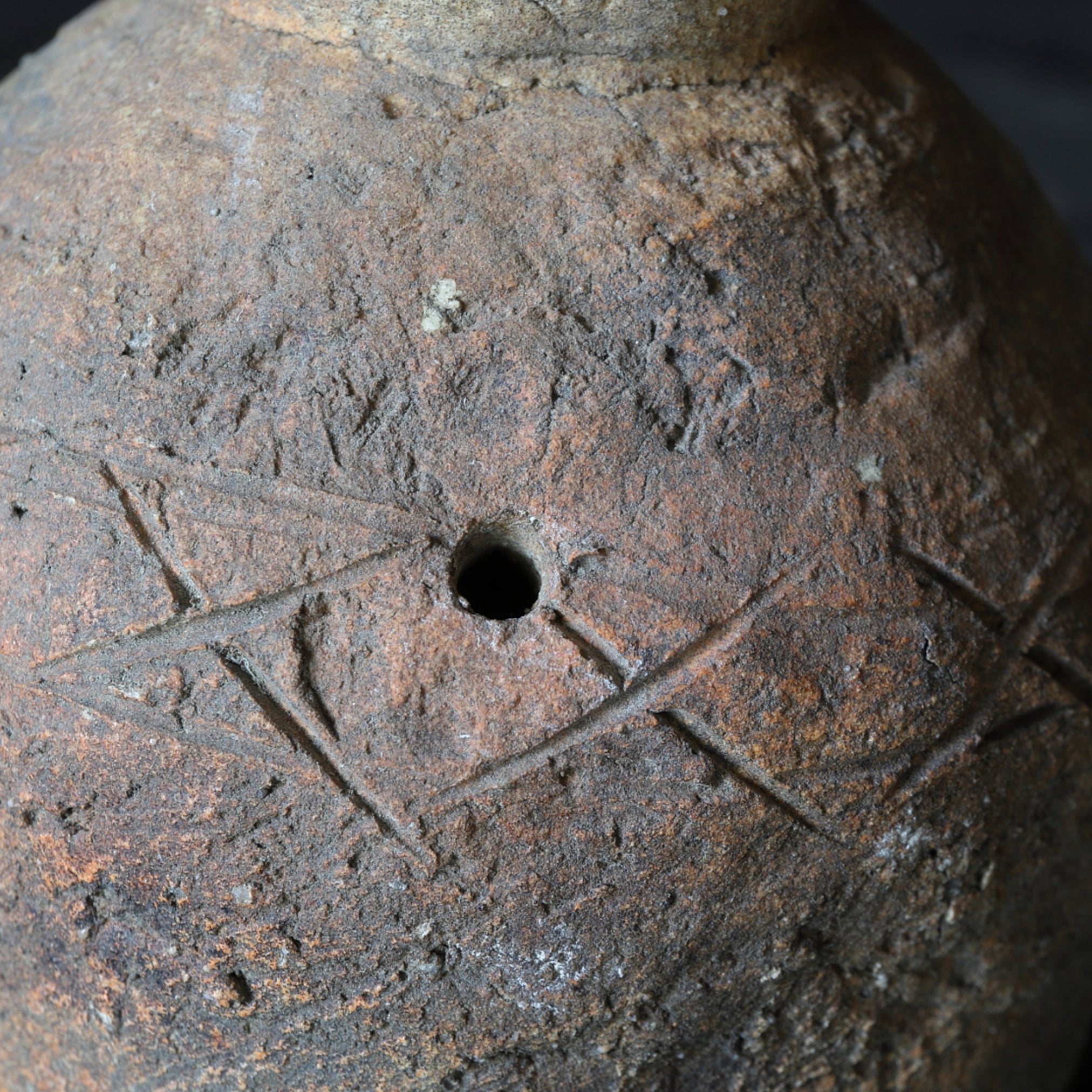 JARRA, Ko-Shigaraki / Uzukumaru, con patrón de cerca de ciprés, Período Muromachi(1336–1573 d. C.)