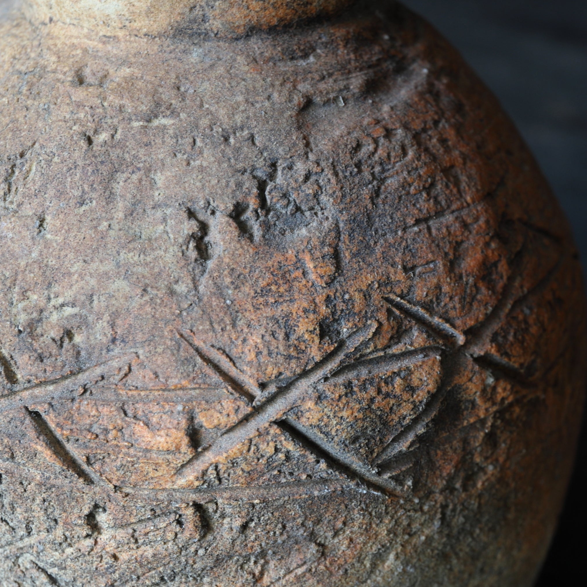 JARRA, Ko-Shigaraki / Uzukumaru, con patrón de cerca de ciprés, Período Muromachi(1336–1573 d. C.)