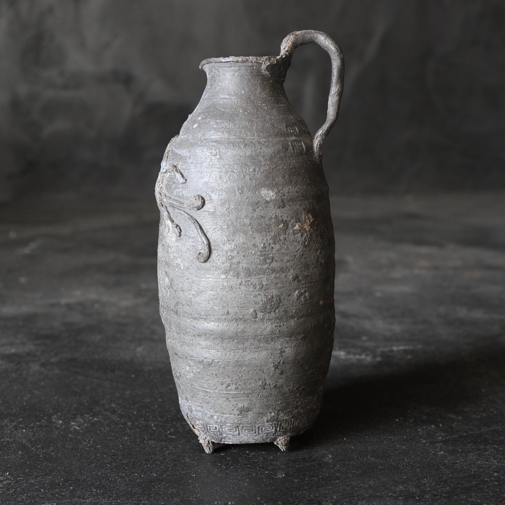 BOTELLA DE ESTAÑO VIEJA, Con diseño de bestia mítica, marcado, Dinastía Ming(1368–1644 d. C.)