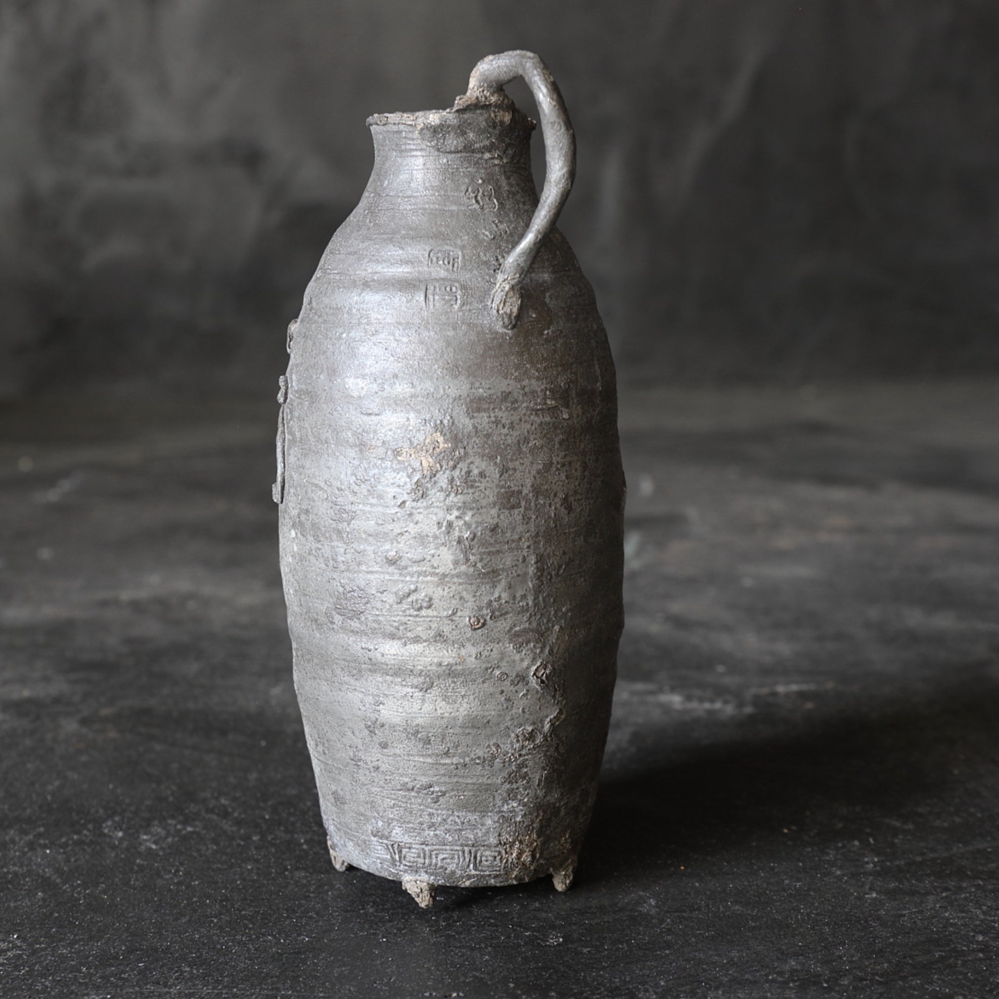 BOTELLA DE ESTAÑO VIEJA, Con diseño de bestia mítica, marcado, Dinastía Ming(1368–1644 d. C.)
