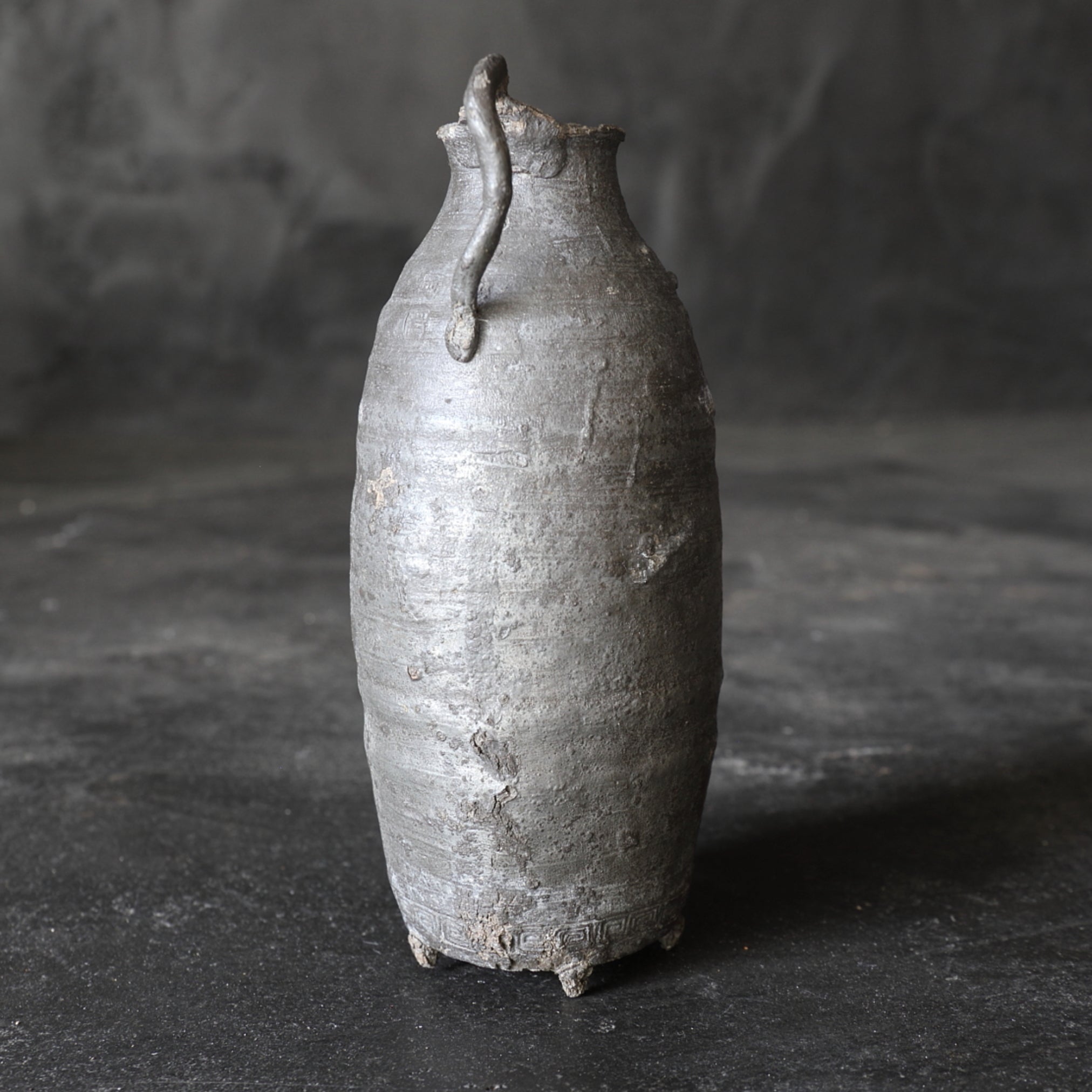 BOTELLA DE ESTAÑO VIEJA, Con diseño de bestia mítica, marcado, Dinastía Ming(1368–1644 d. C.)