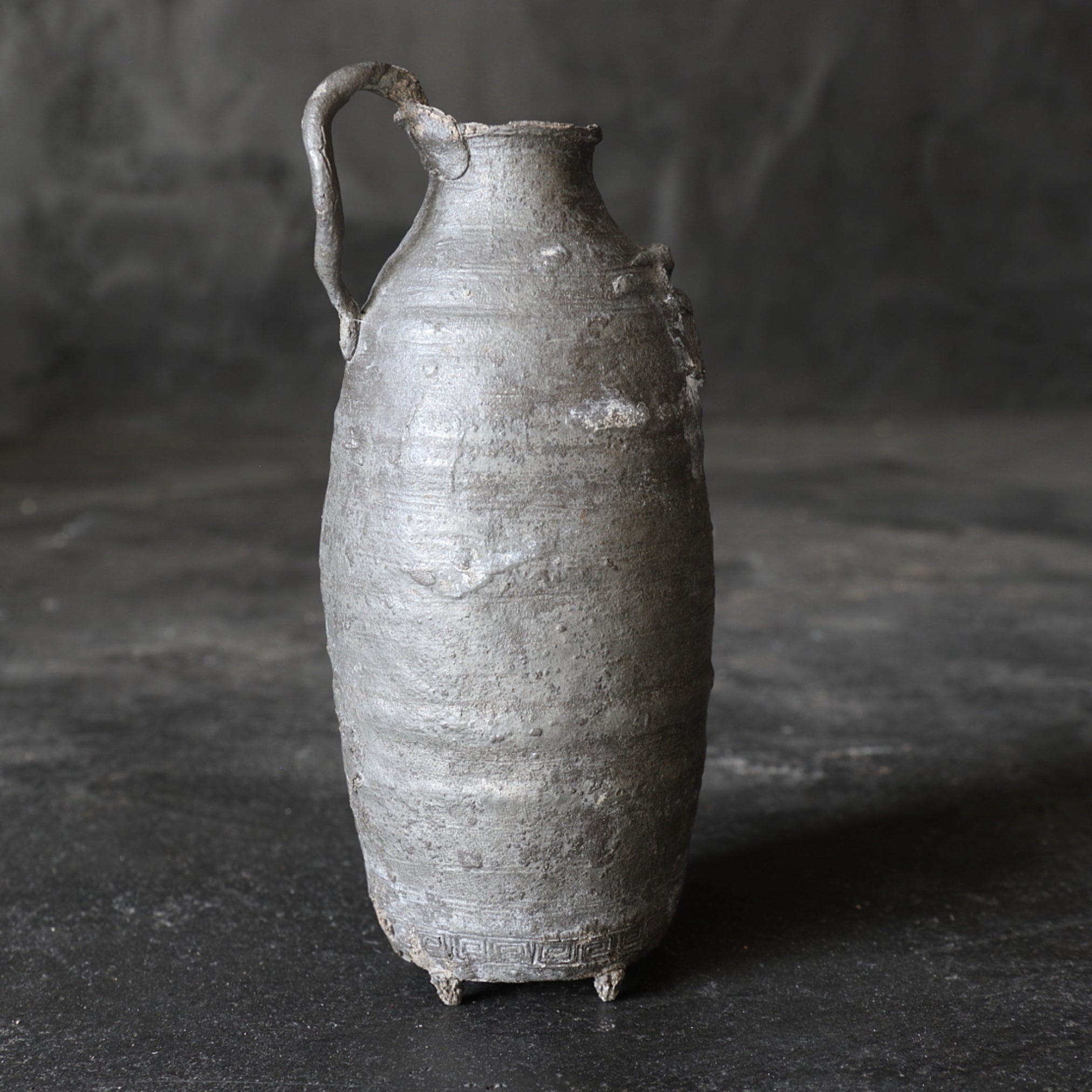 BOTELLA DE ESTAÑO VIEJA, Con diseño de bestia mítica, marcado, Dinastía Ming(1368–1644 d. C.)