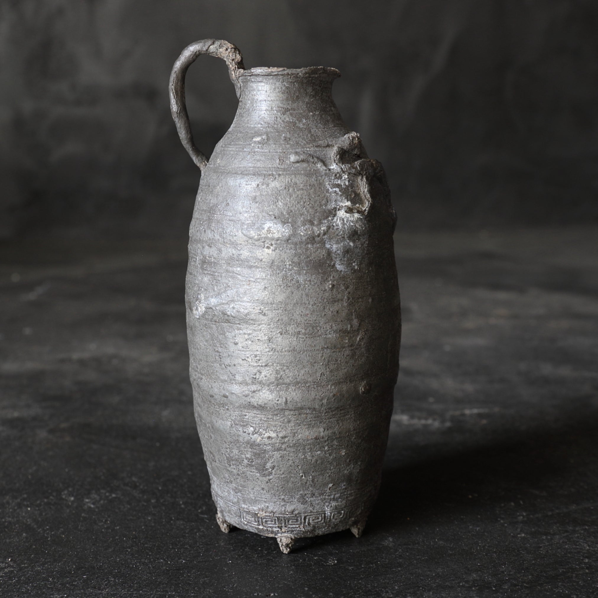 BOTELLA DE ESTAÑO VIEJA, Con diseño de bestia mítica, marcado, Dinastía Ming(1368–1644 d. C.)