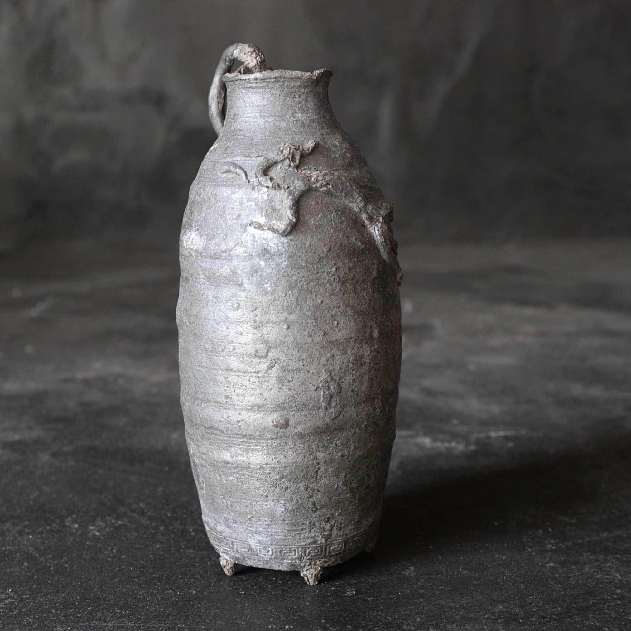 BOTELLA DE ESTAÑO VIEJA, Con diseño de bestia mítica, marcado, Dinastía Ming(1368–1644 d. C.)