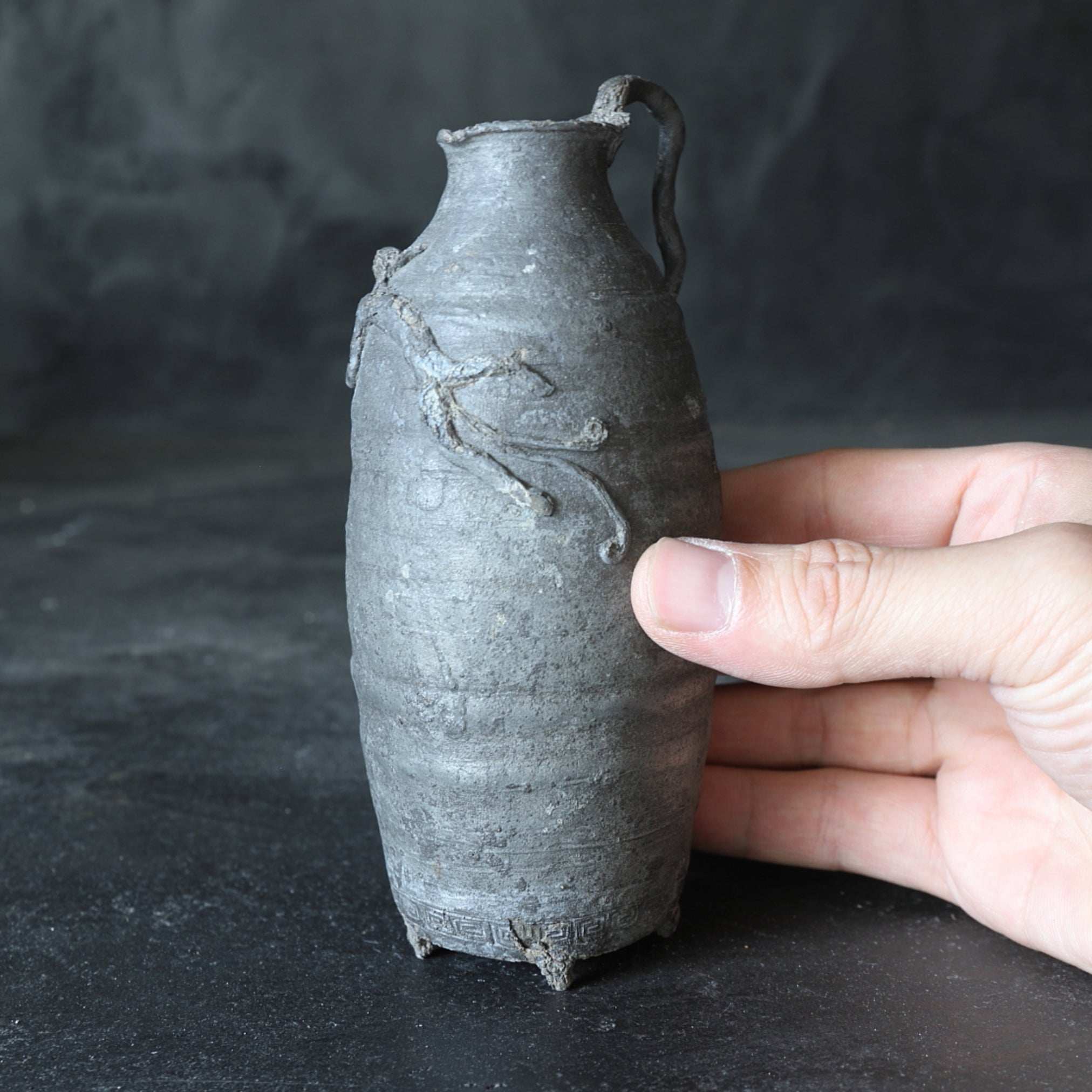 BOTELLA DE ESTAÑO VIEJA, Con diseño de bestia mítica, marcado, Dinastía Ming(1368–1644 d. C.)