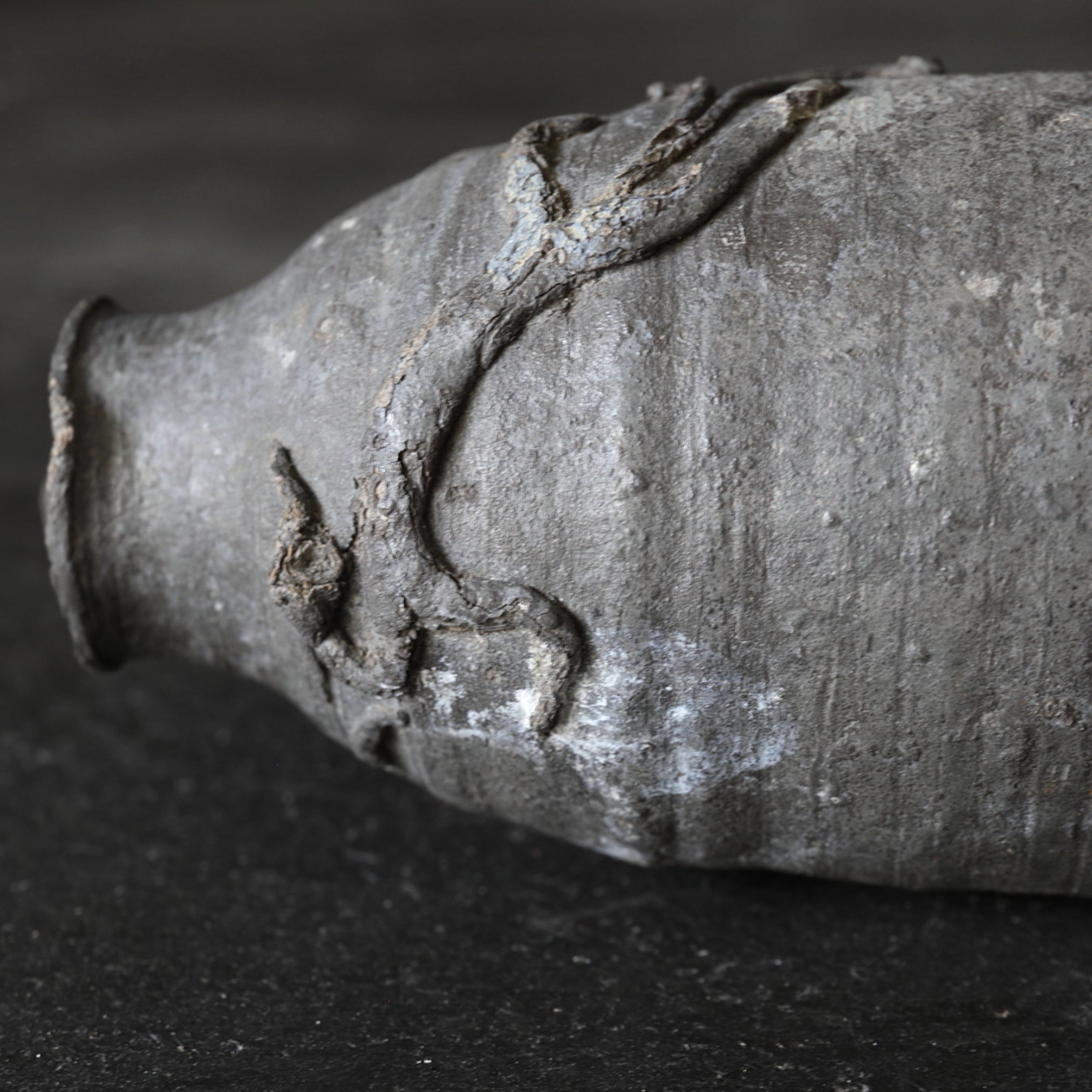 BOTELLA DE ESTAÑO VIEJA, Con diseño de bestia mítica, marcado, Dinastía Ming(1368–1644 d. C.)