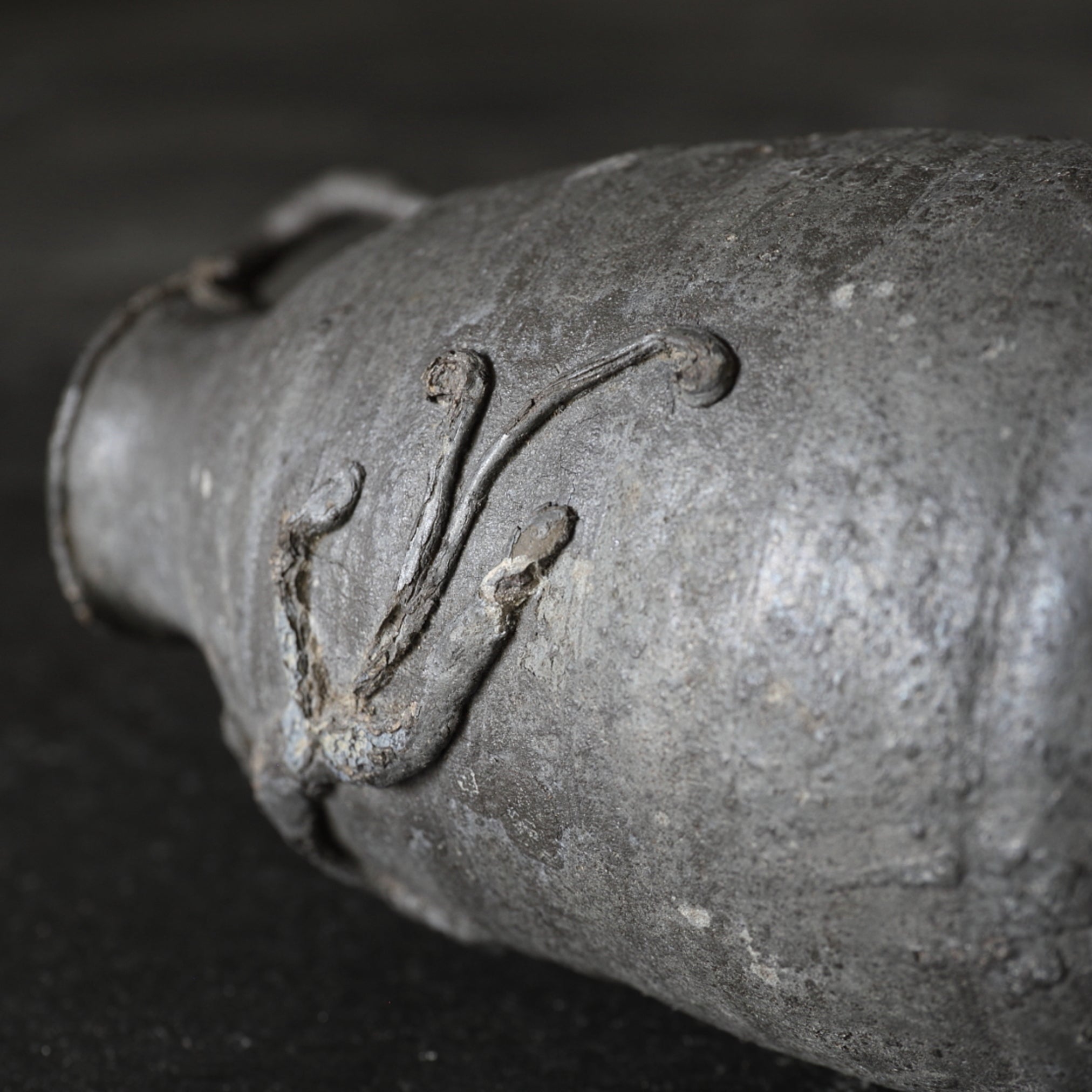 BOTELLA DE ESTAÑO VIEJA, Con diseño de bestia mítica, marcado, Dinastía Ming(1368–1644 d. C.)