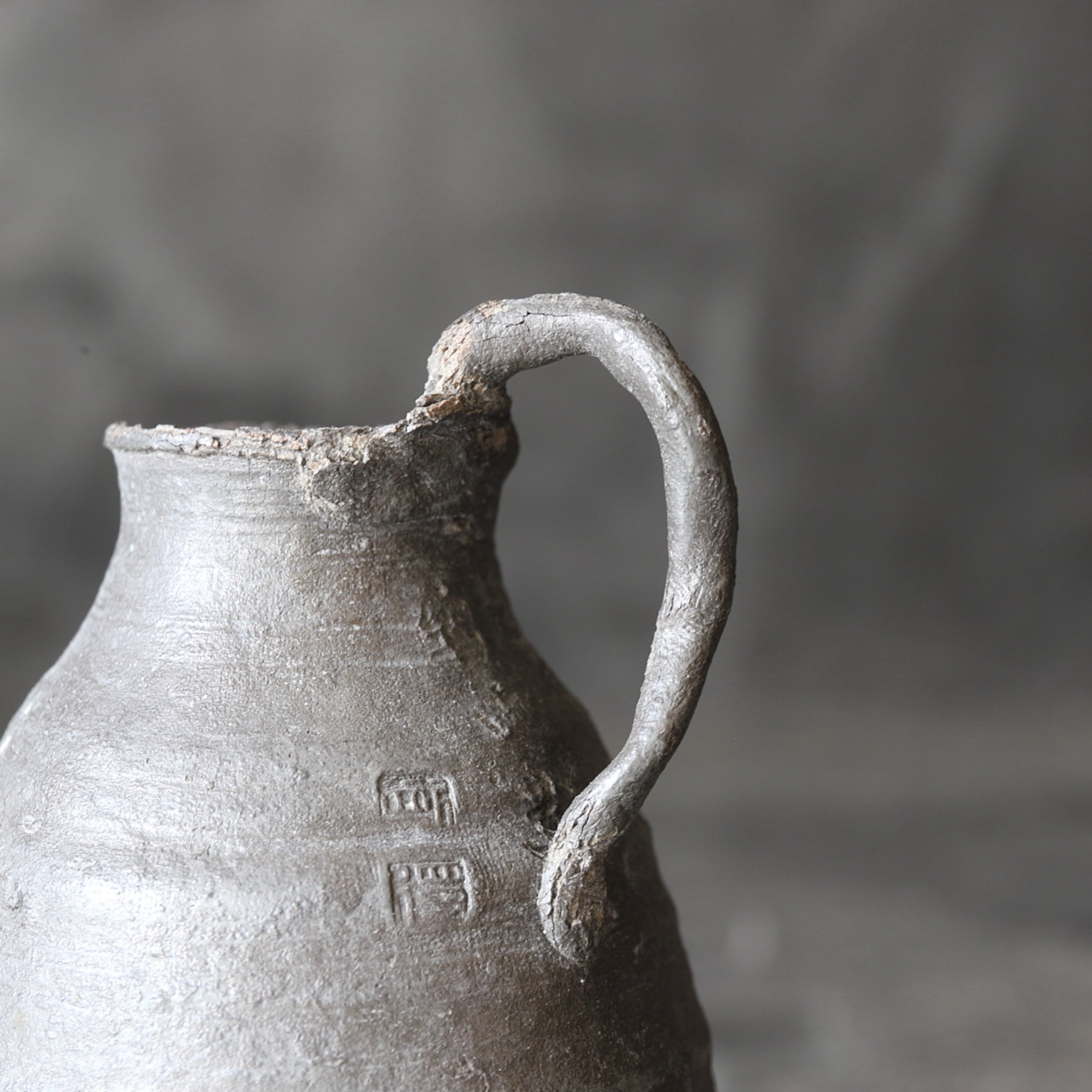 BOTELLA DE ESTAÑO VIEJA, Con diseño de bestia mítica, marcado, Dinastía Ming(1368–1644 d. C.)