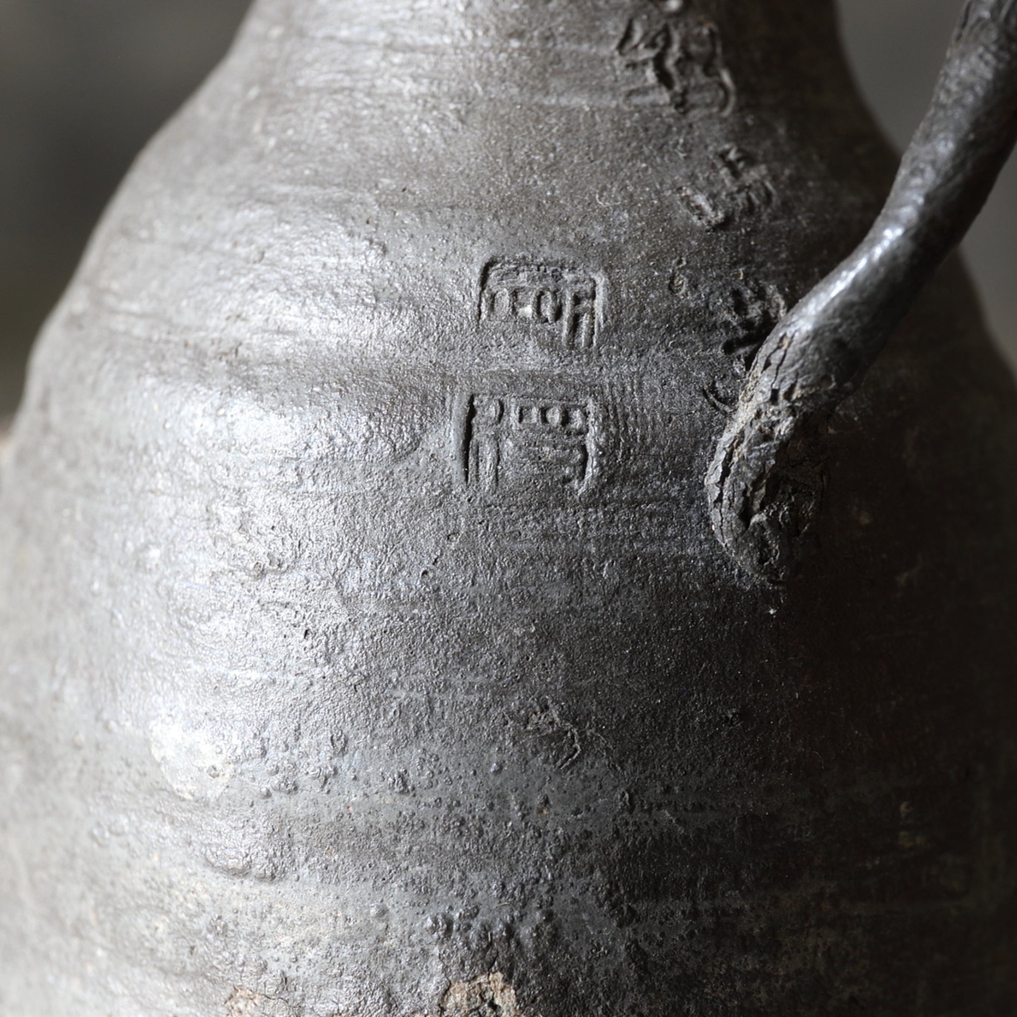 BOTELLA DE ESTAÑO VIEJA, Con diseño de bestia mítica, marcado, Dinastía Ming(1368–1644 d. C.)