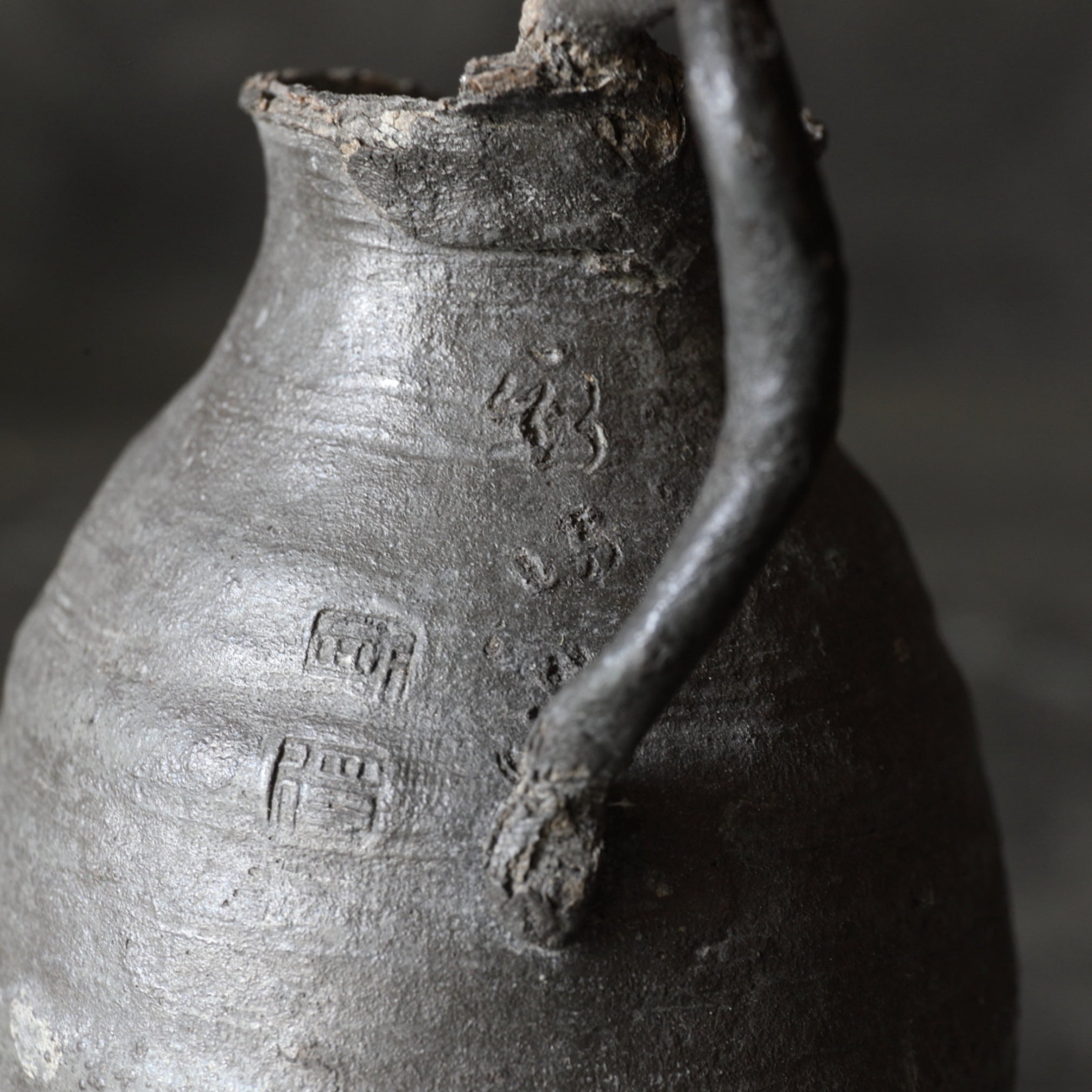 BOTELLA DE ESTAÑO VIEJA, Con diseño de bestia mítica, marcado, Dinastía Ming(1368–1644 d. C.)