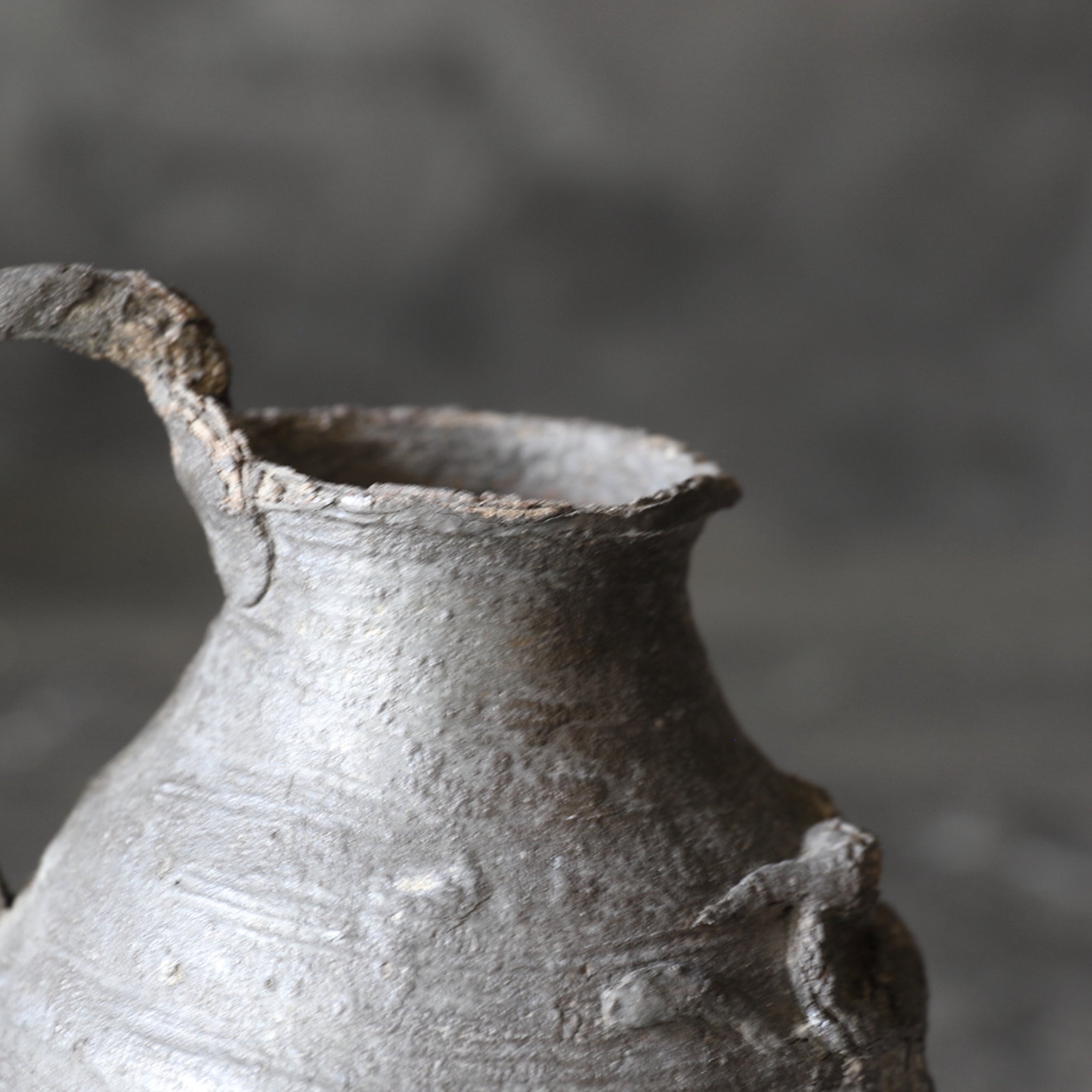 BOTELLA DE ESTAÑO VIEJA, Con diseño de bestia mítica, marcado, Dinastía Ming(1368–1644 d. C.)