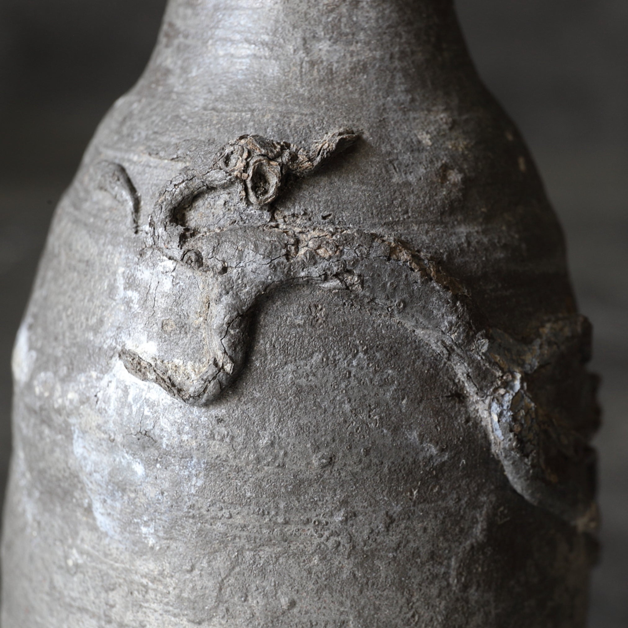 BOTELLA DE ESTAÑO VIEJA, Con diseño de bestia mítica, marcado, Dinastía Ming(1368–1644 d. C.)