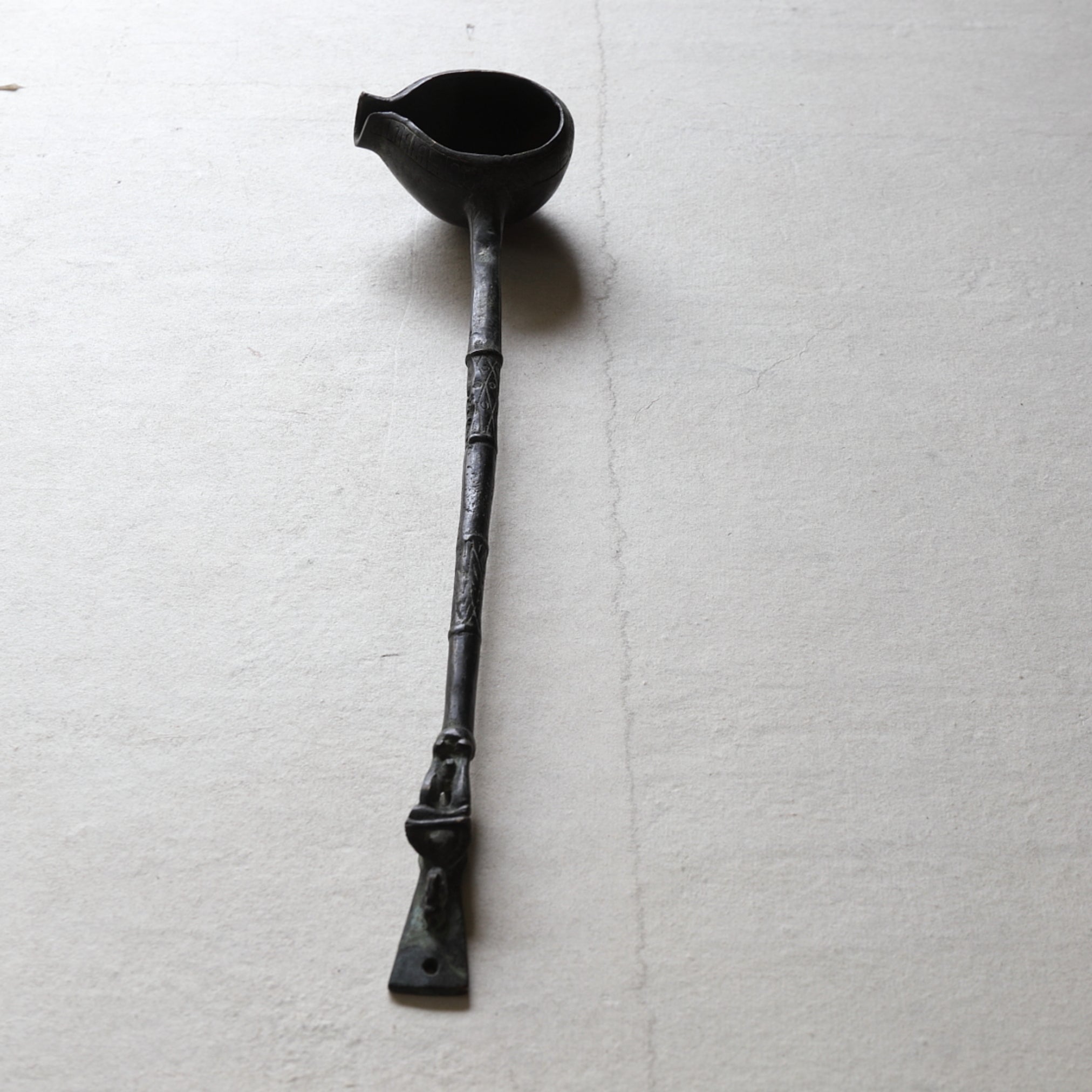 CUCHARÓN DE BRONCE, Inciso con diseño antiguo, Antigüedad(Siglos III–XII)