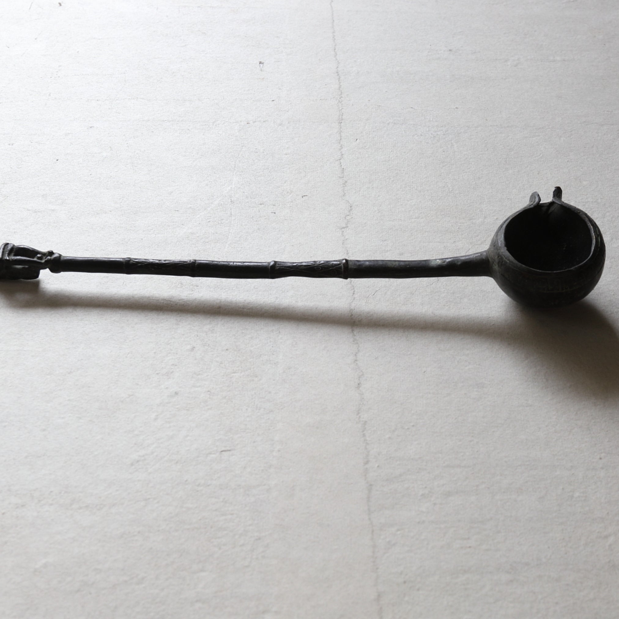 CUCHARÓN DE BRONCE, Inciso con diseño antiguo, Antigüedad(Siglos III–XII)