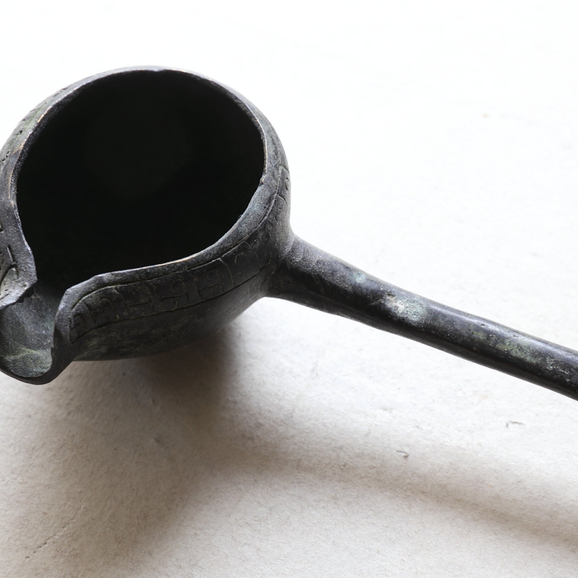 CUCHARÓN DE BRONCE, Inciso con diseño antiguo, Antigüedad(Siglos III–XII)