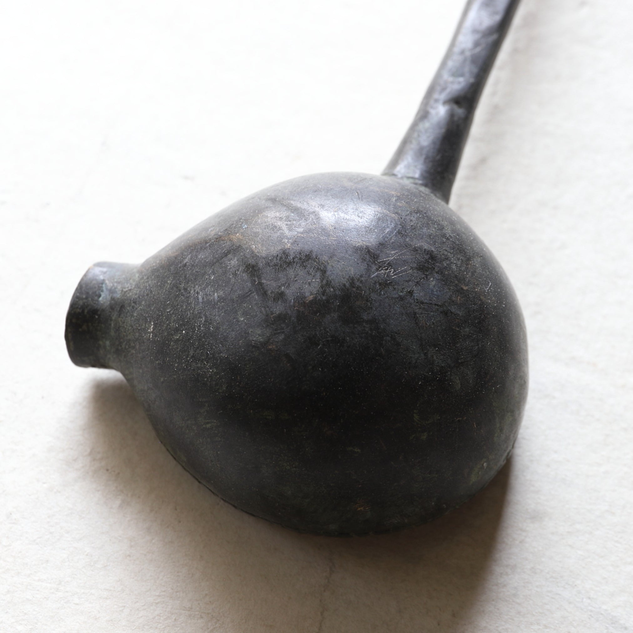 CUCHARÓN DE BRONCE, Inciso con diseño antiguo, Antigüedad(Siglos III–XII)