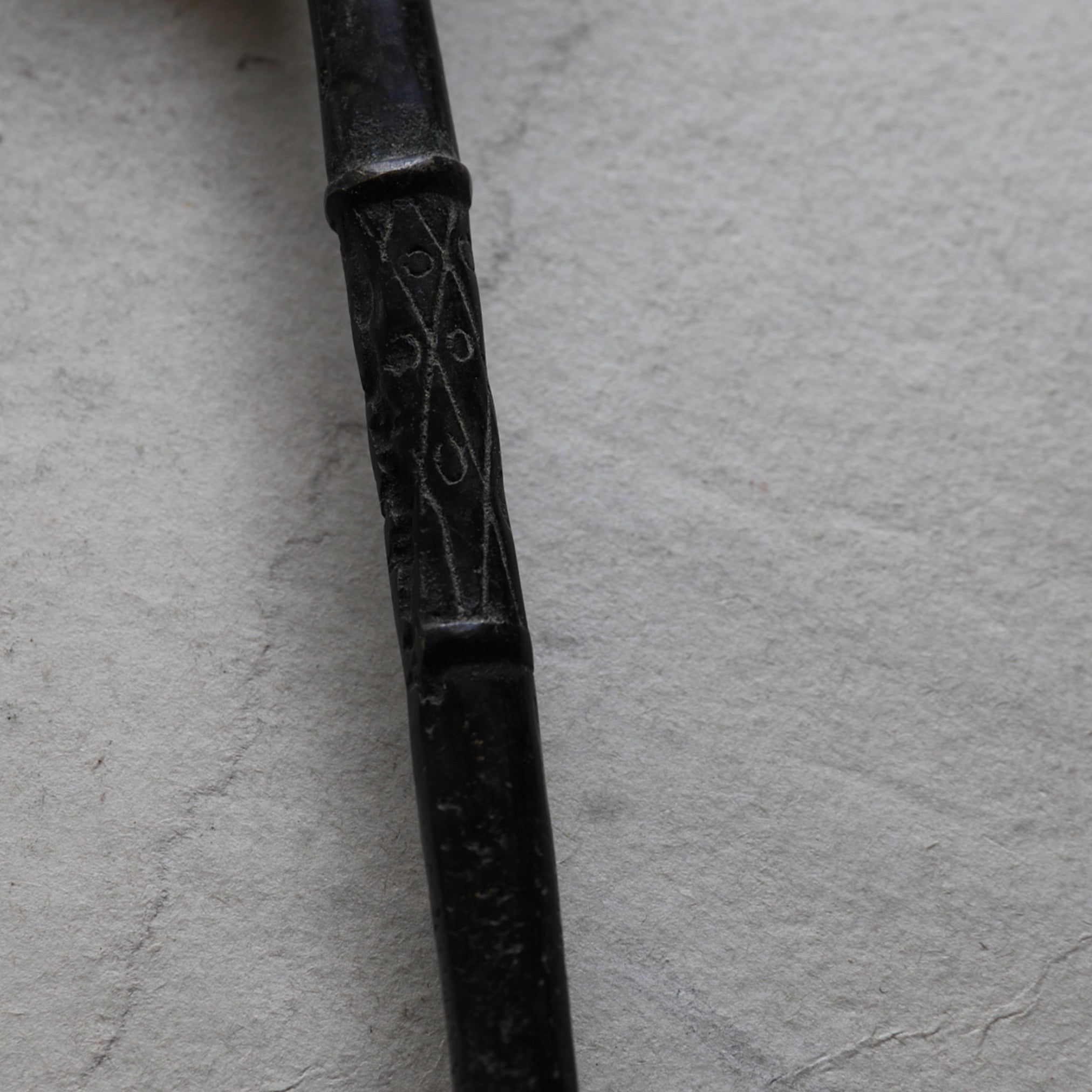 CUCHARÓN DE BRONCE, Inciso con diseño antiguo, Antigüedad(Siglos III–XII)