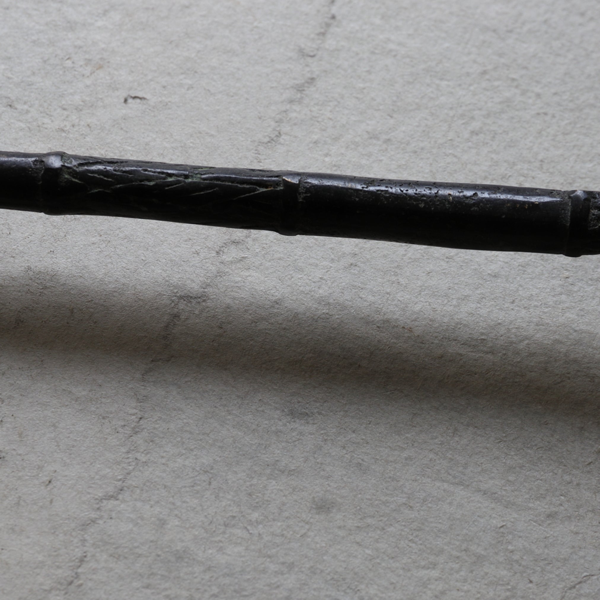 CUCHARÓN DE BRONCE, Inciso con diseño antiguo, Antigüedad(Siglos III–XII)