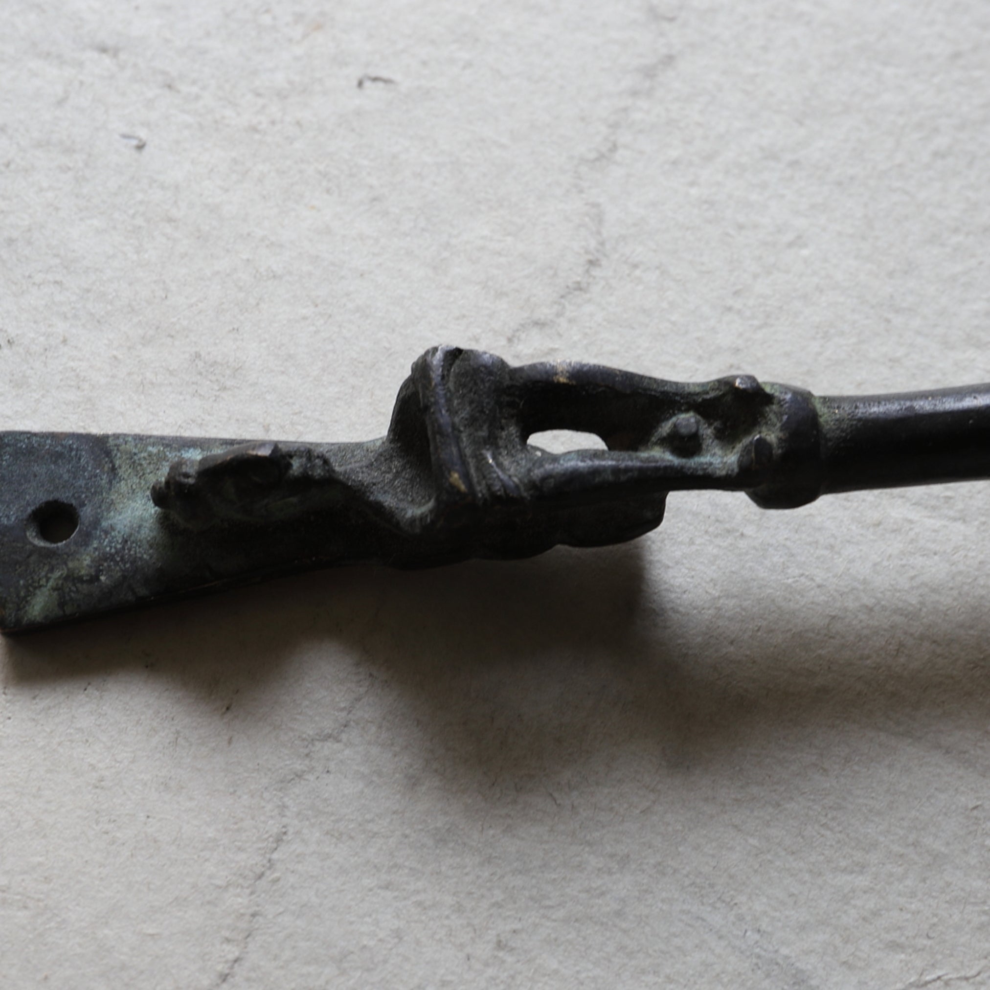 CUCHARÓN DE BRONCE, Inciso con diseño antiguo, Antigüedad(Siglos III–XII)