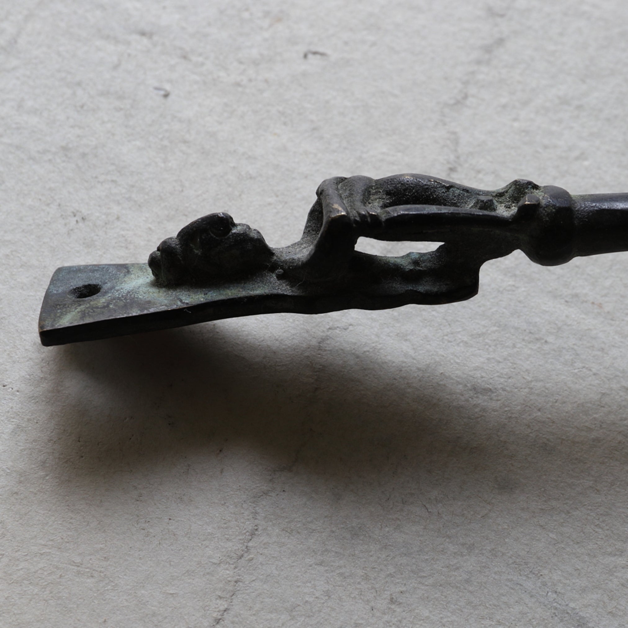 CUCHARÓN DE BRONCE, Inciso con diseño antiguo, Antigüedad(Siglos III–XII)