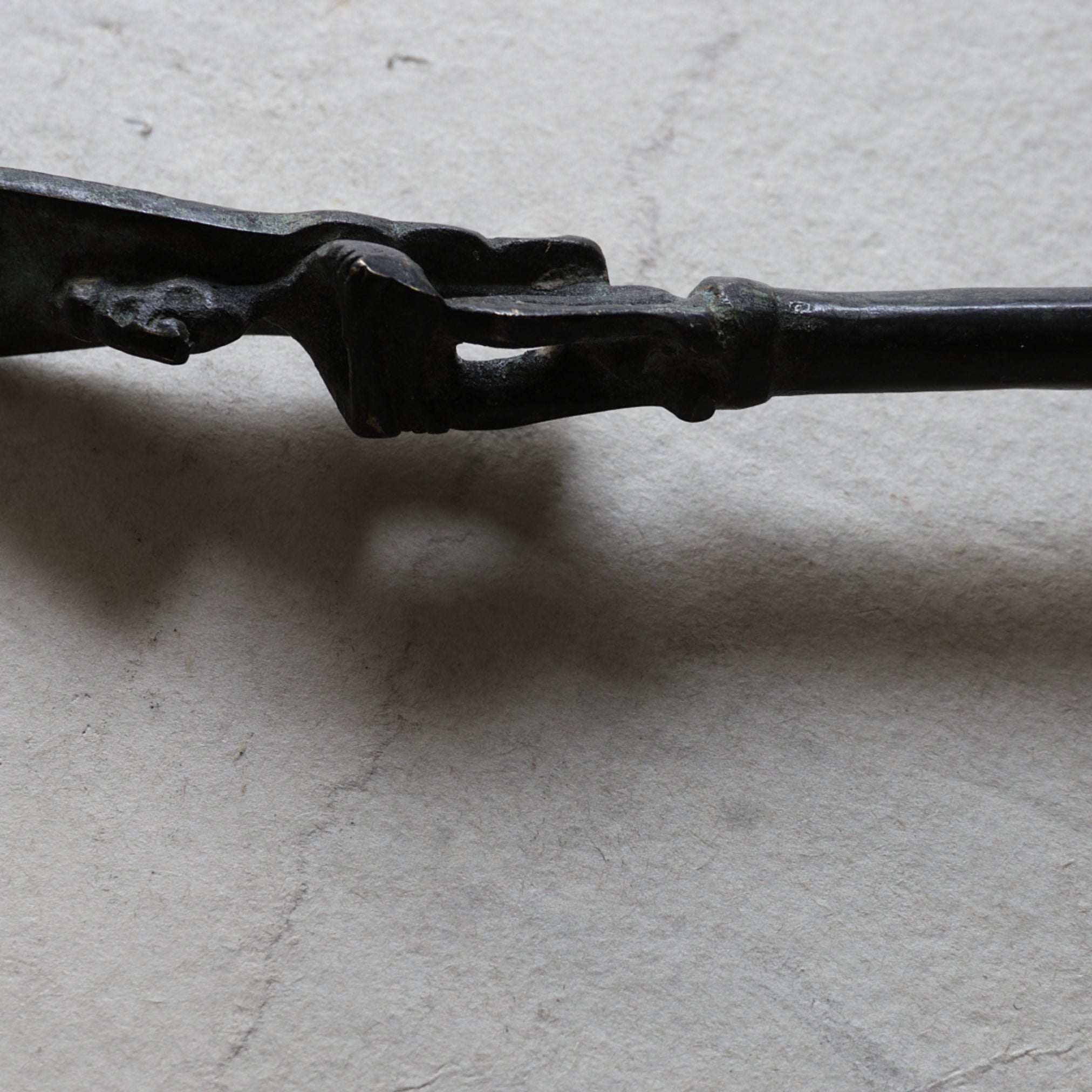 CUCHARÓN DE BRONCE, Inciso con diseño antiguo, Antigüedad(Siglos III–XII)