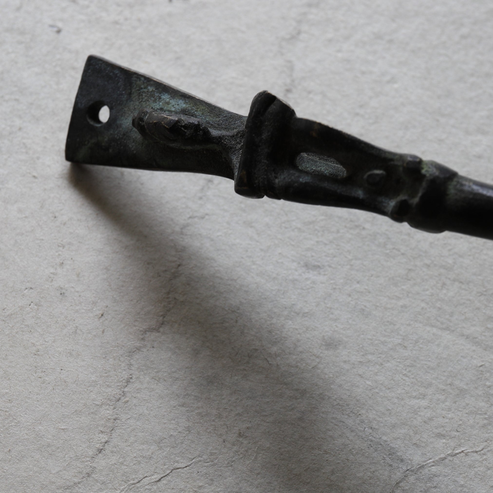CUCHARÓN DE BRONCE, Inciso con diseño antiguo, Antigüedad(Siglos III–XII)